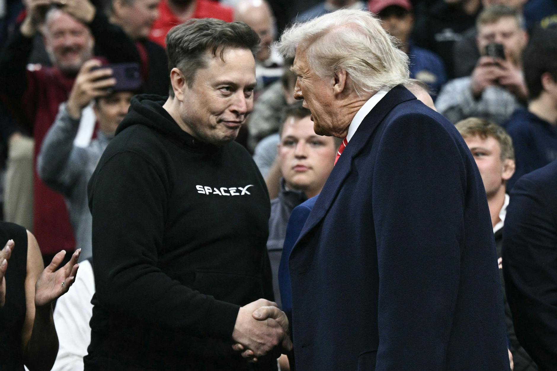 Profitiert Tesla- und SpaceX-Chef Elon Musk bei der Vergabe des Auftrags von seinen guten Beziehungen zu US-Präsident Donald Trump?
