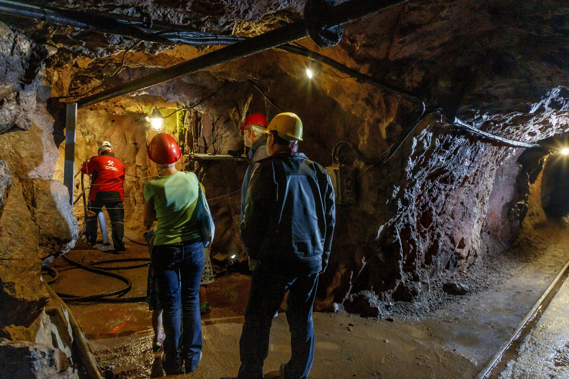 Besucher zur Besichtigung des historischen Bergbaus im Erzgebirge. Nun könnten neue Unternehmen zu einer Wiederaufnahme des Bergbaus in der Region führen