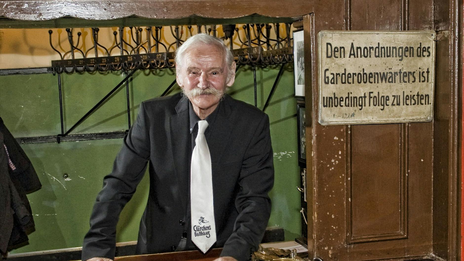 Günther Schmidtke wachte an der Garderobe über die korrekte Kleidung der Gäste. Mit Jeans konnte man gleich wieder abdampfen.