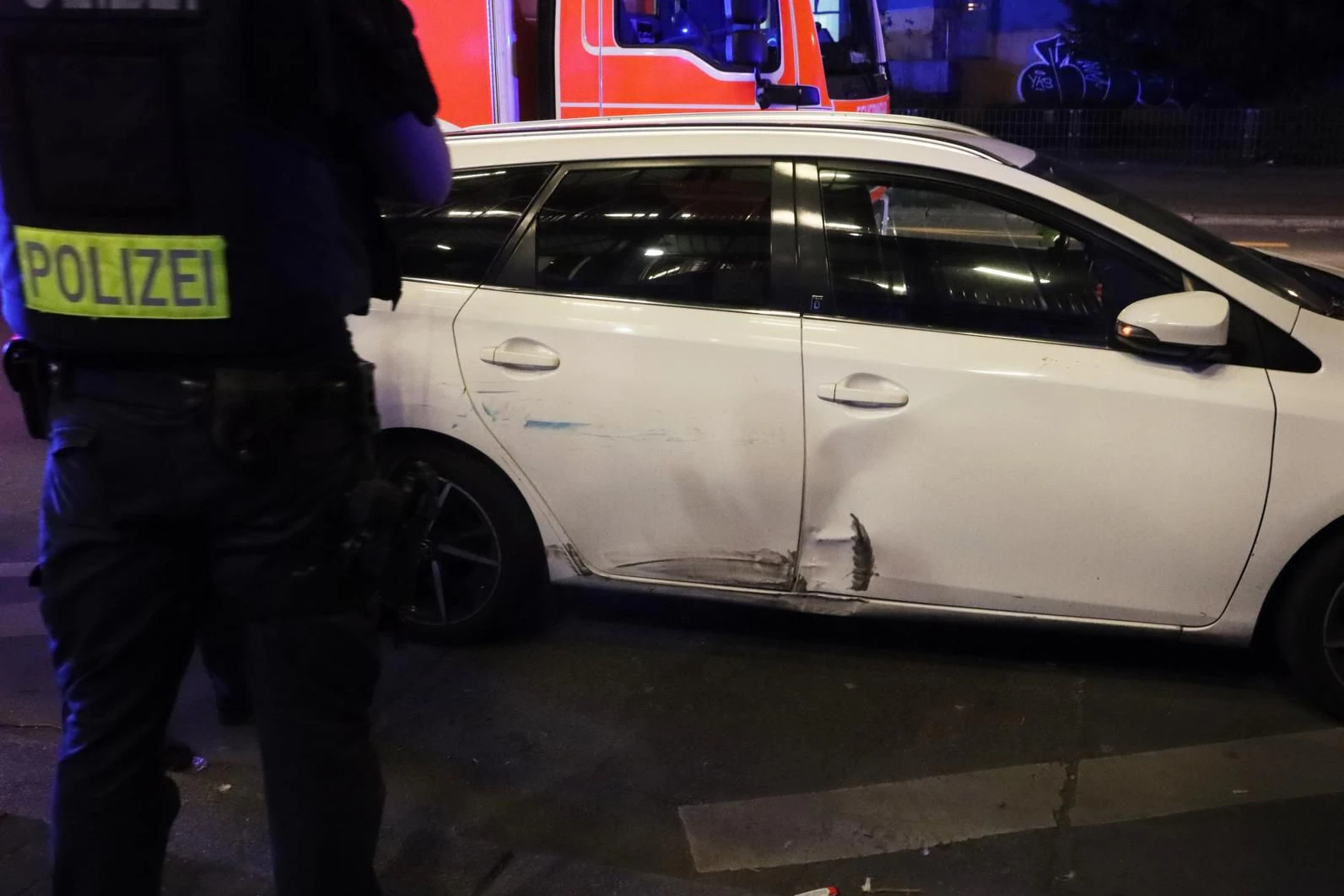 Bei einem Unfall in Kreuzberg erfasst ein Pkw ein Motorrad, der Biker wurde verletzt.