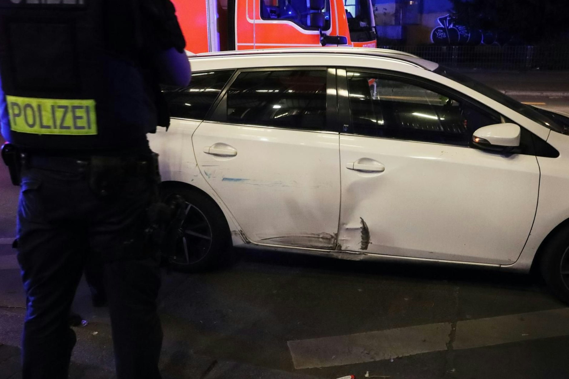 Bei einem Unfall in Kreuzberg erfasst ein Pkw ein Motorrad, der Biker wurde verletzt.