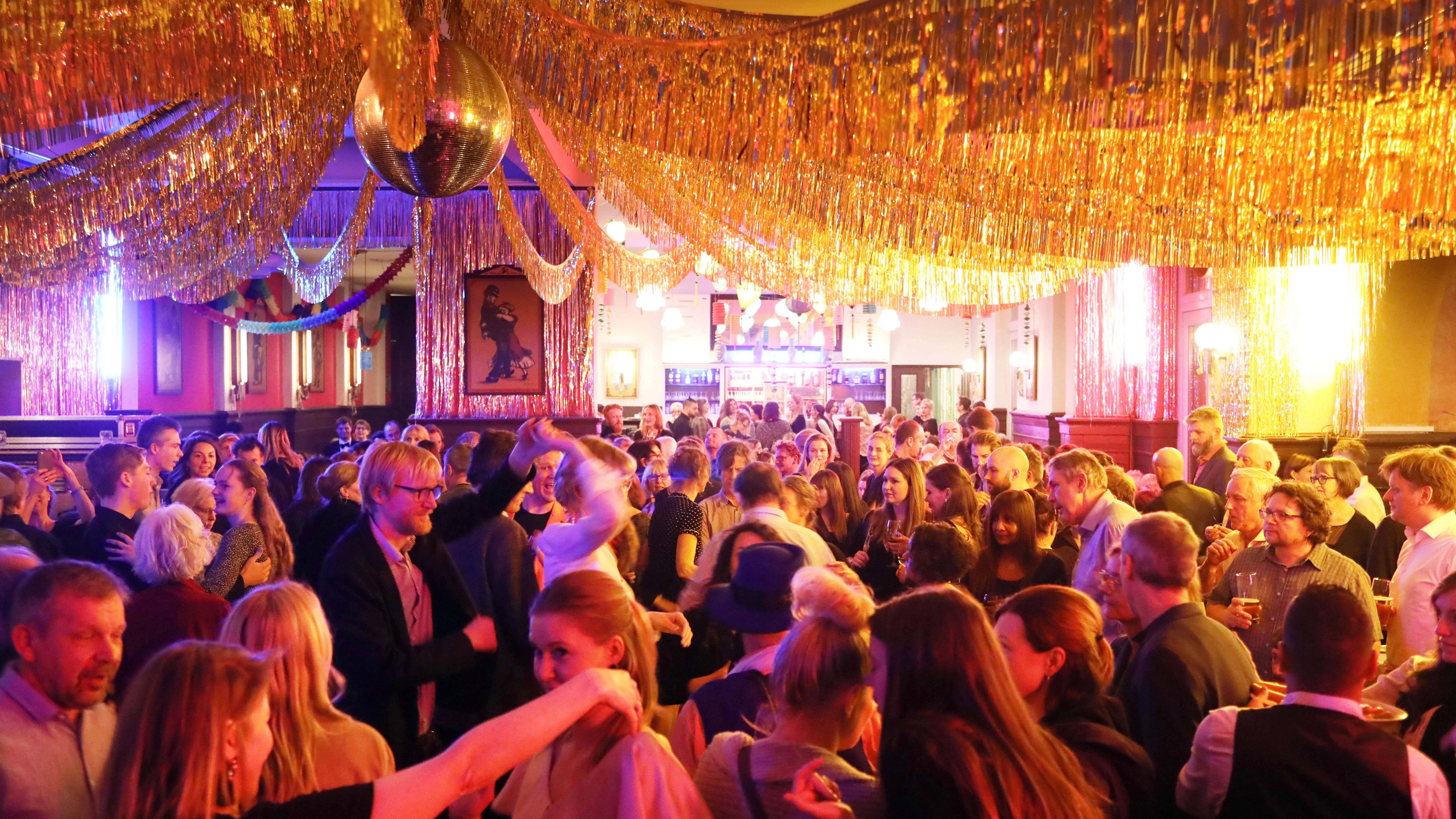 Der letzte Abend vor der Sanierung. Tanz in Clärchens Ballhaus.