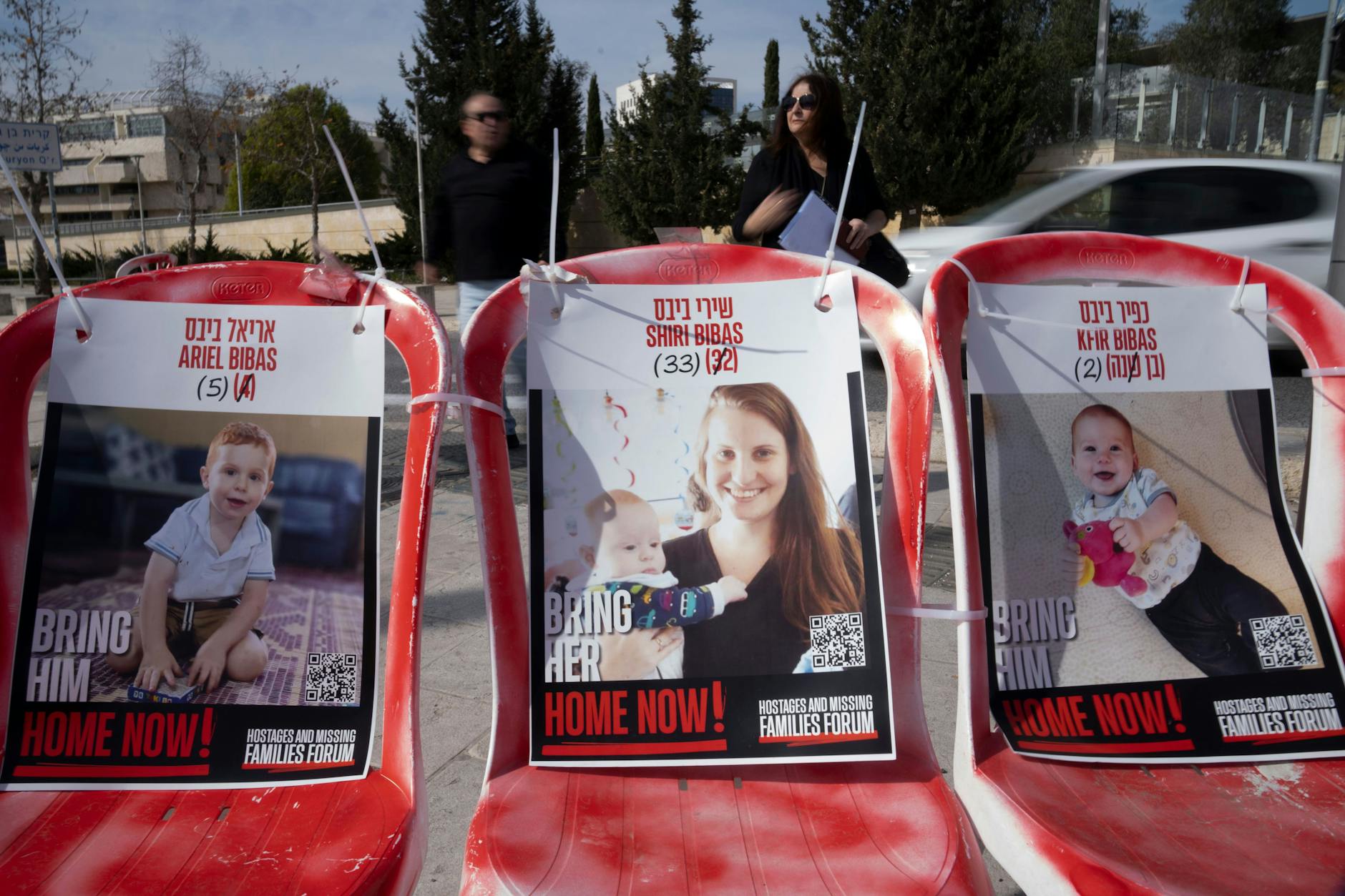 Jerusalem: Plakate von Shiri Bibas und ihren Söhnen Ariel (l) und Kfir (r), die am 7. Oktober 2023 von Mitgliedern der Terrororganisation Hamas als Geiseln genommen wurden.