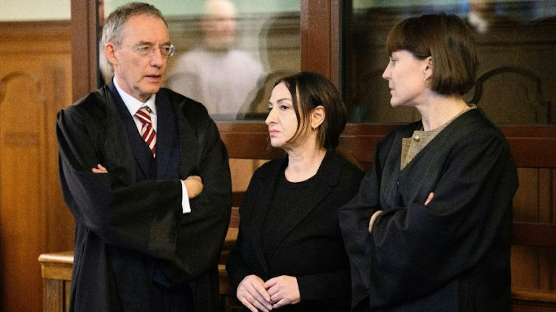 Ex-Senatorin Dilek Kalayci mit ihren Verteidigern vor Gericht.