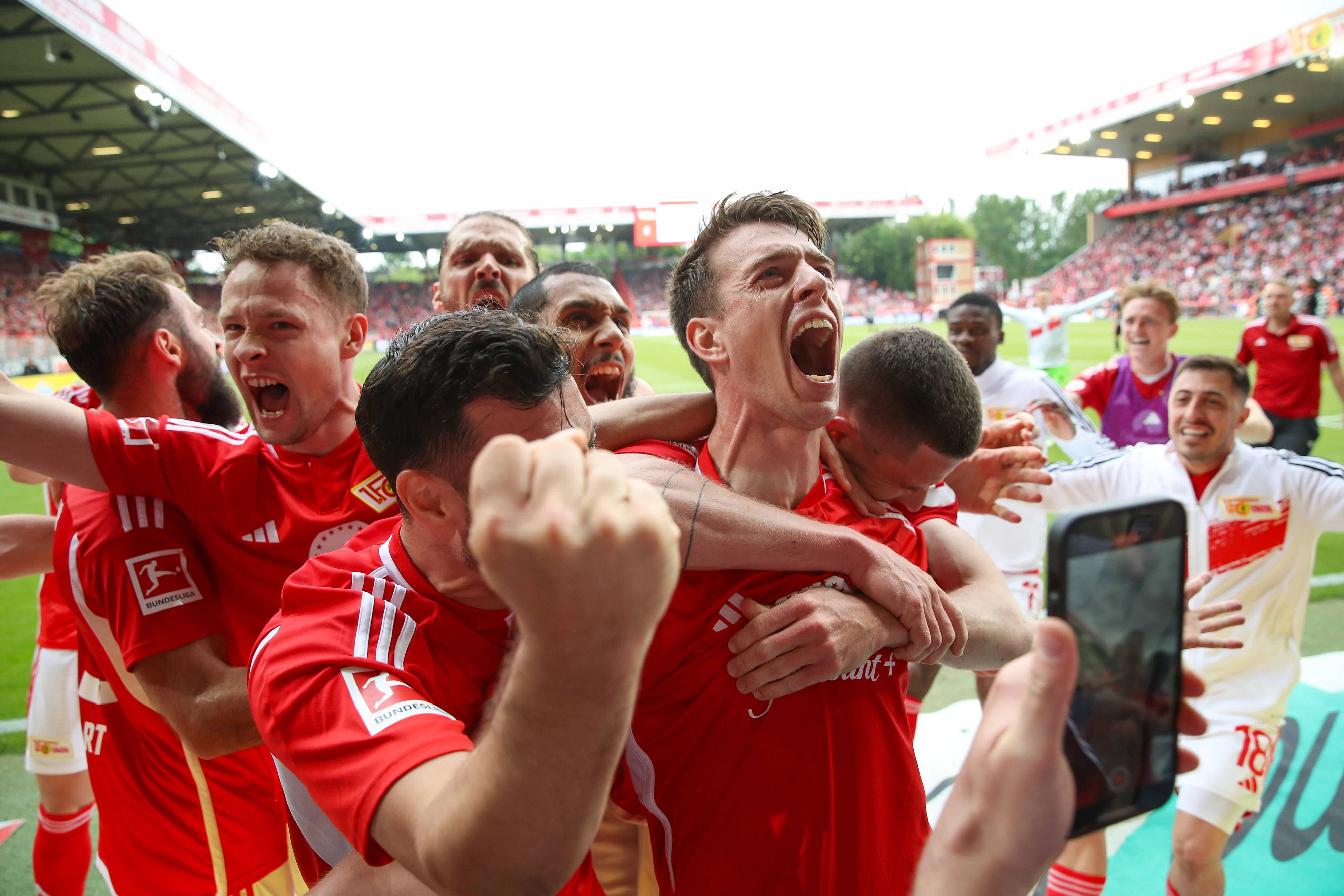 Bilder vom 34. Spieltag der vergangenen Saison, die in die Geschichte eingehen. Dennoch will der 1. FC Union diesmal nicht bis zum Schluss um den Klassenerhalt zittern.