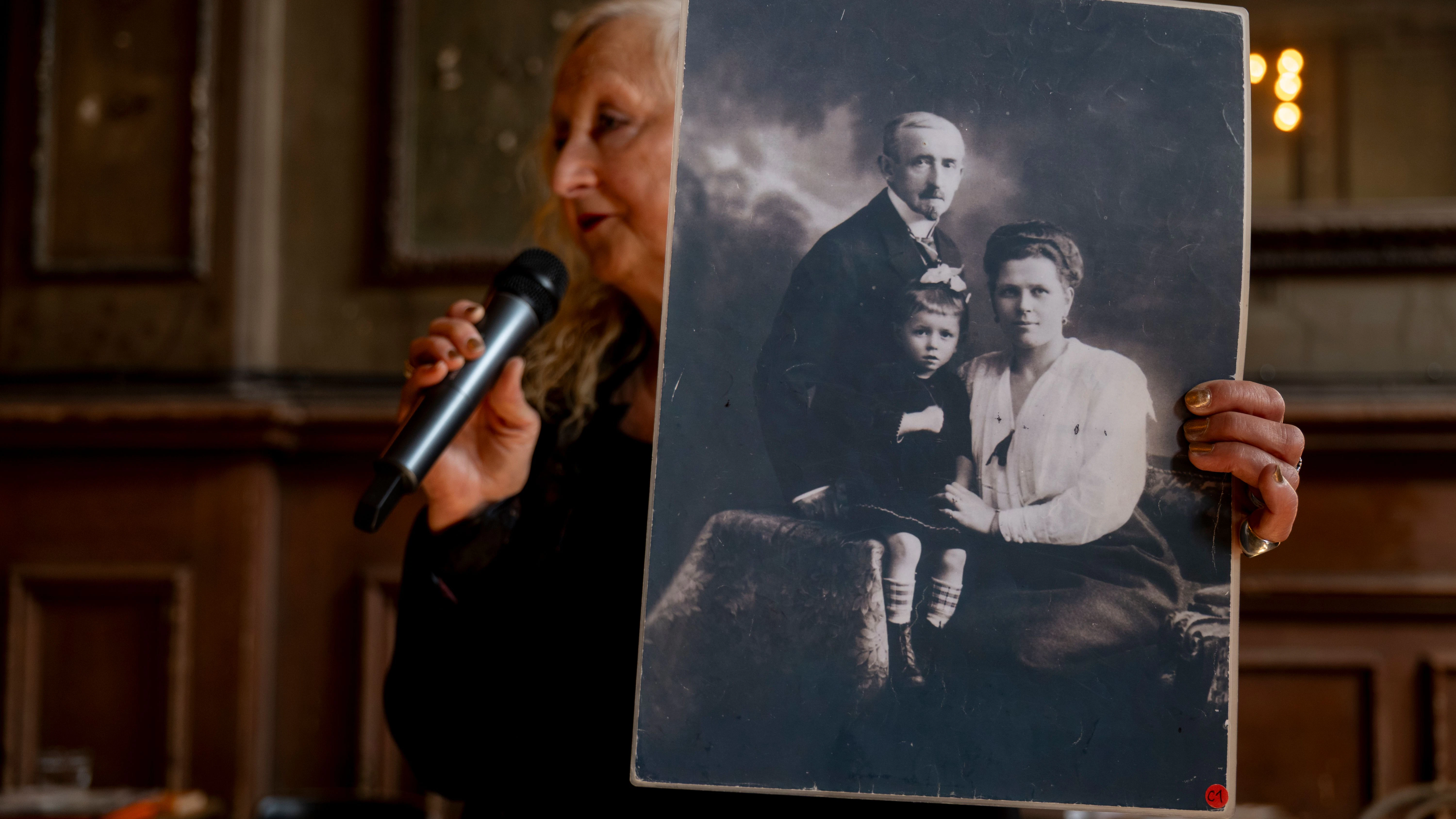 Marion Kiesow zeigt ein Bild der Familie der Gründerin Clara „Clärchen“ und ihr Ehemann Fritz Bühler mit Tochter Margarethe.