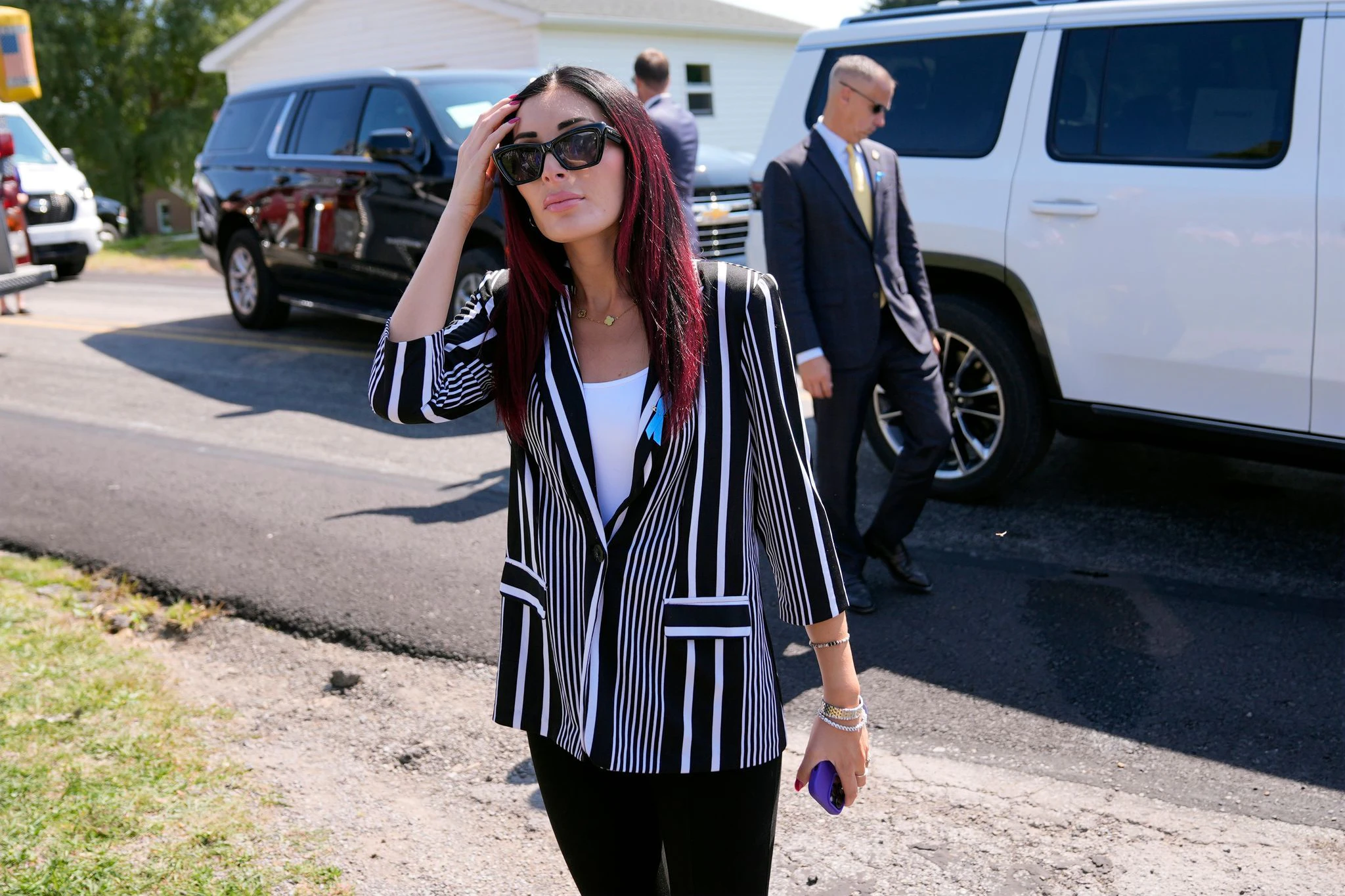 Laura Loomer kommt mit Trump zu einem Besuch bei der Shanksville Volunteer Fire Company im US-Bundesstaat Pennsylvania.