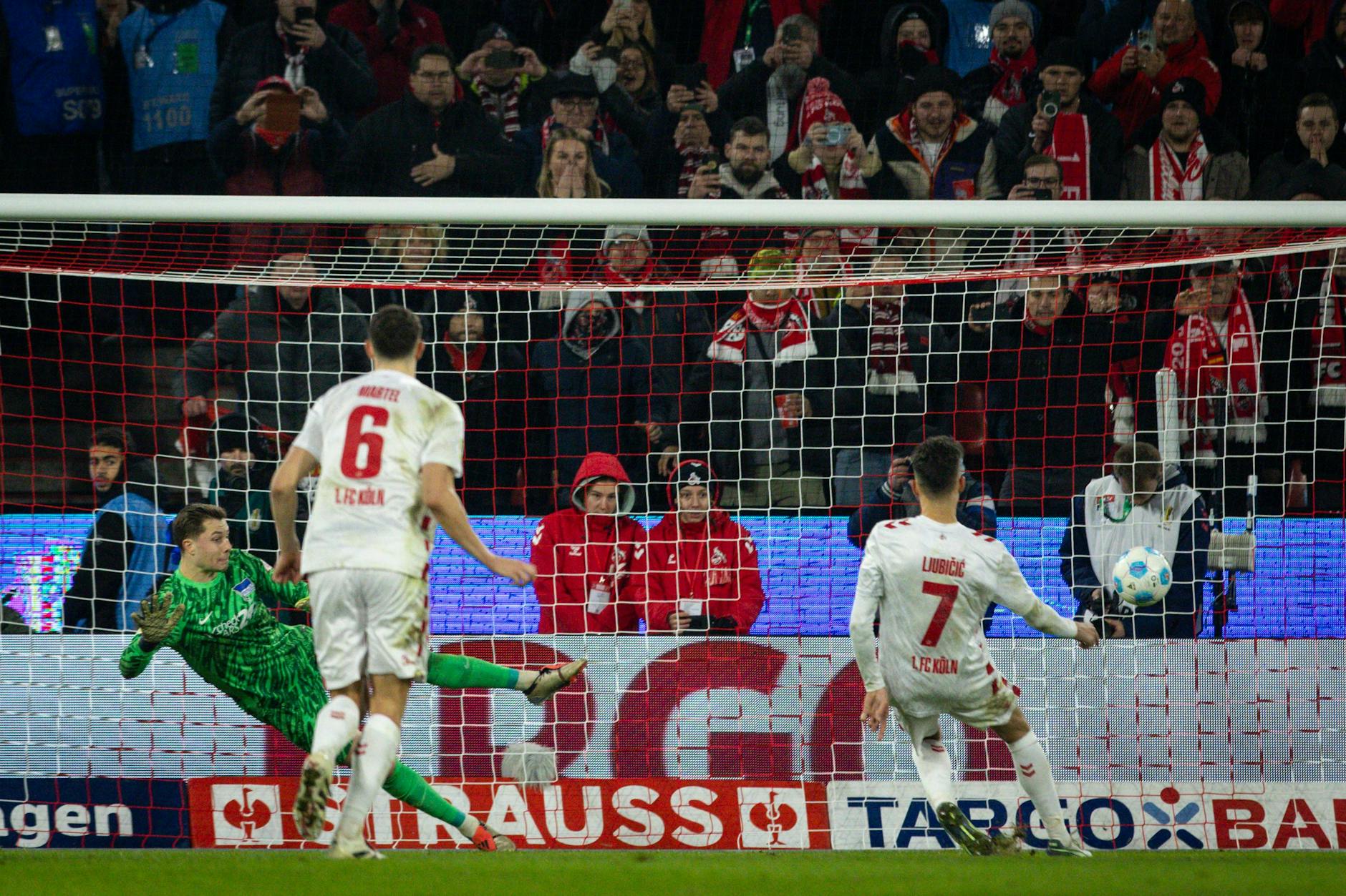 Kölns Dejan Ljubicic traf in der Nachspielzeit der Pokalverlängerung per Foulelfmeter zum 2:1. Hertha BSC war damit im Achtelfinale raus aus dem Pokal