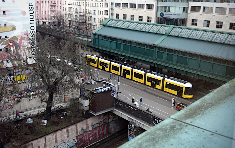 Die Brücke, die über die S-Bahn führt, soll abgerissen werden.