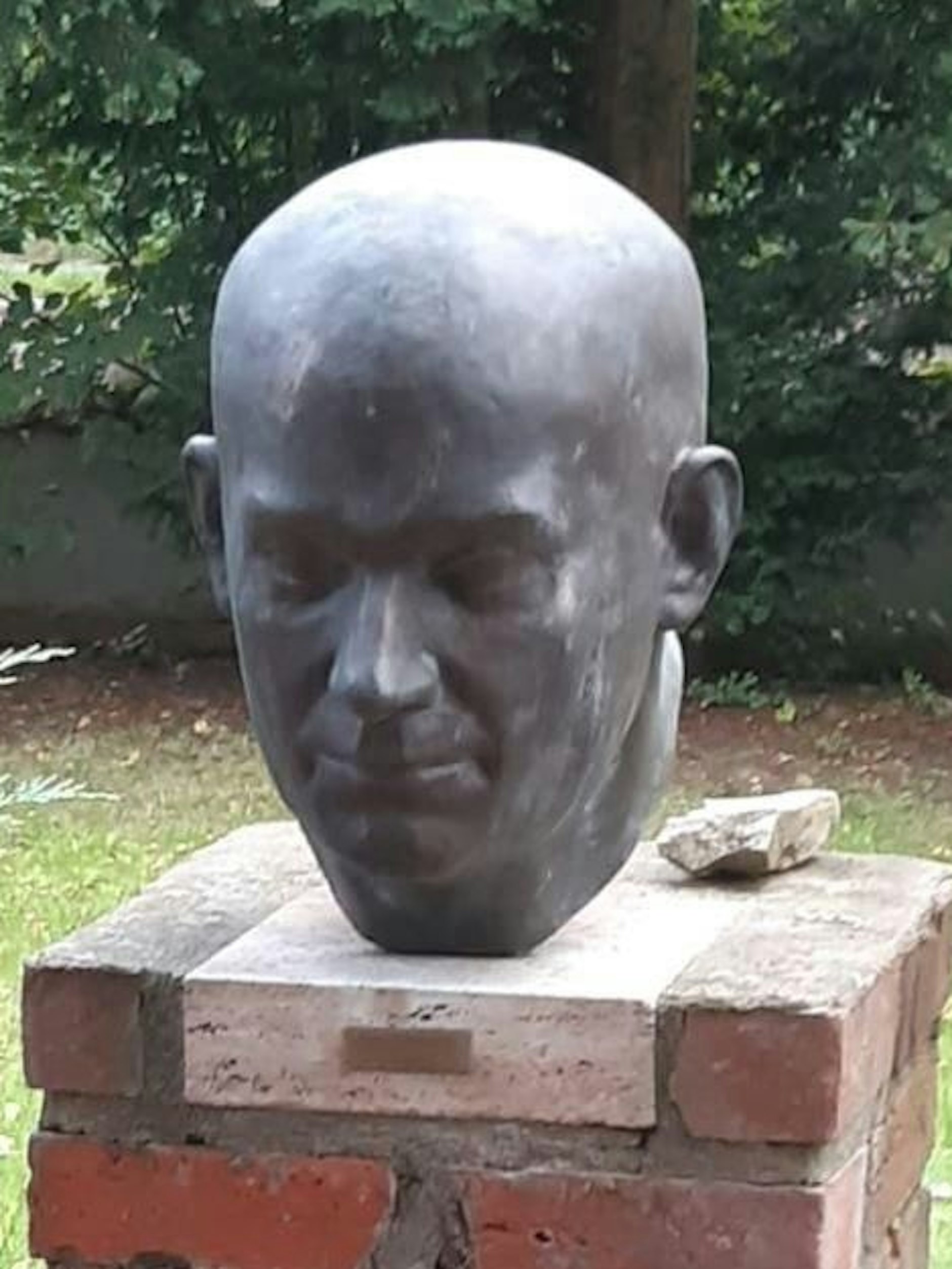 Die Bronzeplastik von Ernst Thälmann ist ebenfalls geklaut worden.