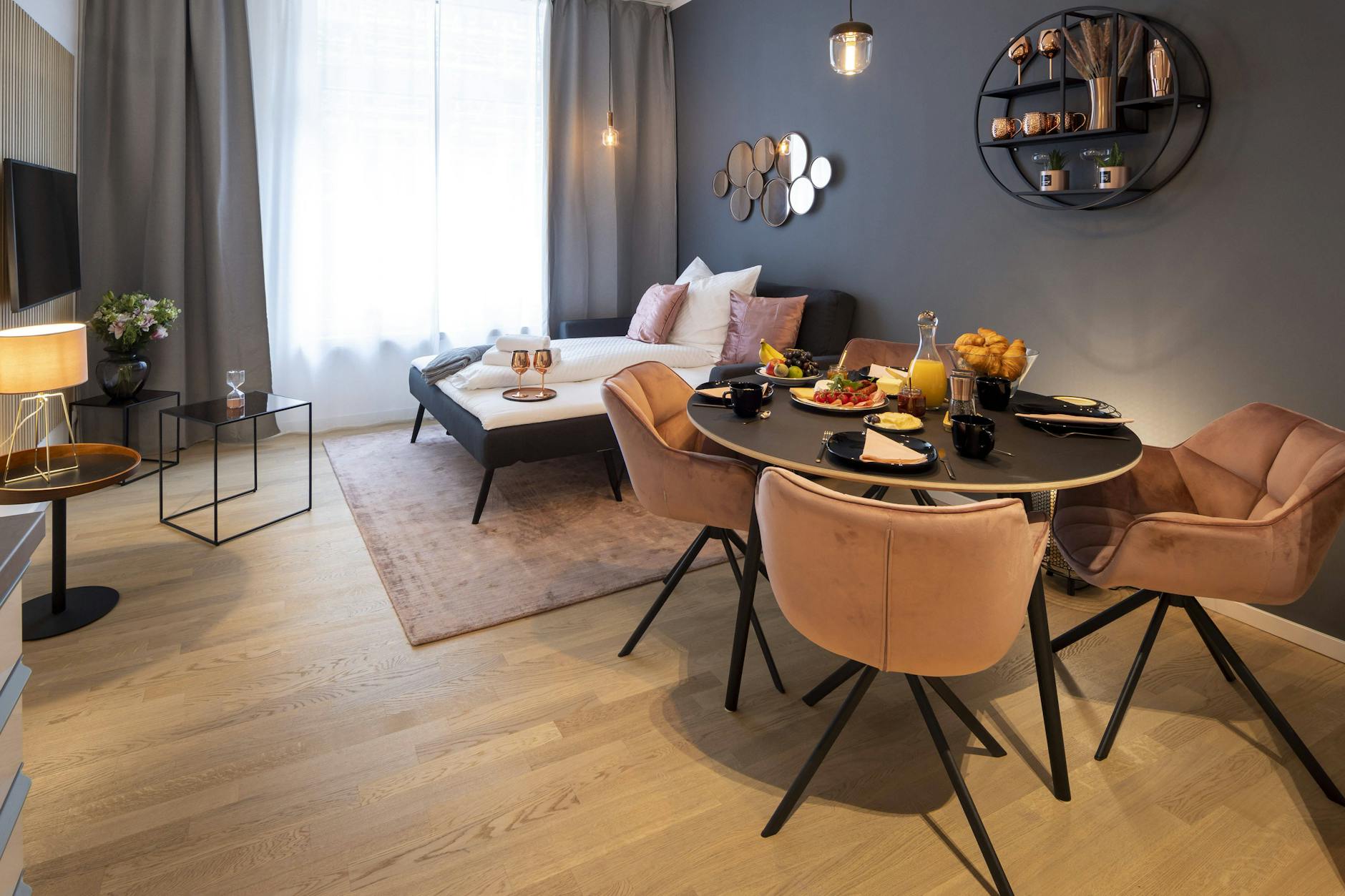 Schlafzimmer und Esszimmer in einem Luxus-Apartment in Berlin.