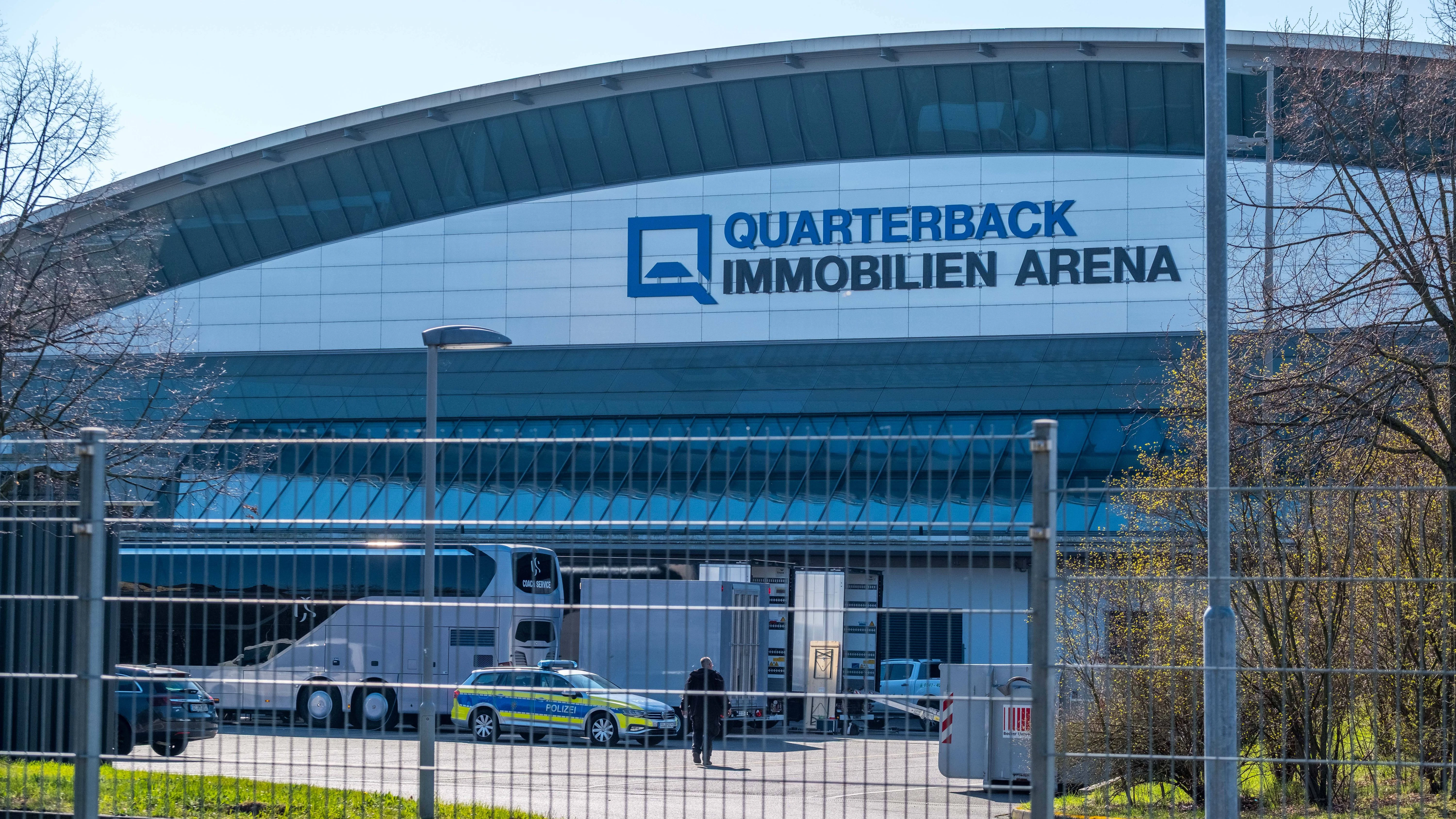 Bei den Aufbauarbeiten für das Konzert von Nino de Angelo in der Quarterback Immobilien Arena ist es zu einem schweren Arbeitsunfall gekommen.