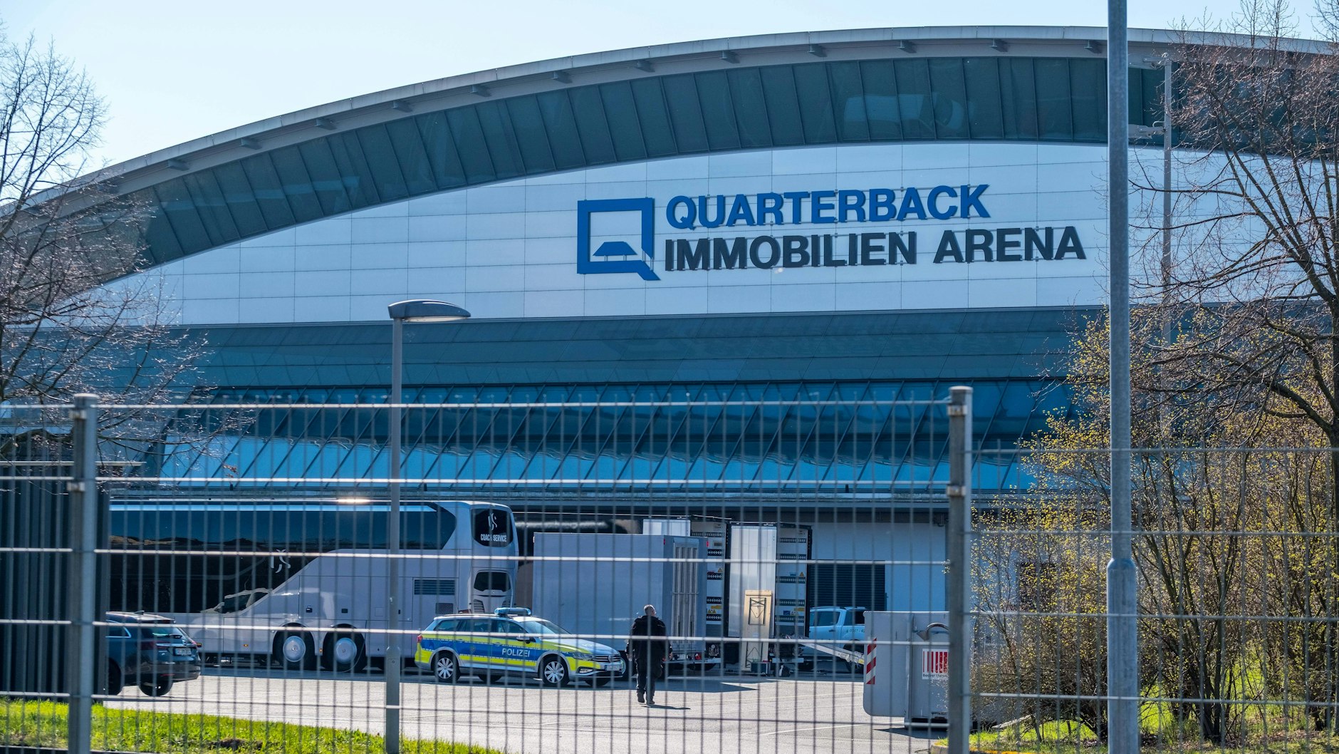 Bei den Aufbauarbeiten für das Konzert von Nino de Angelo in der Quarterback Immobilien Arena ist es zu einem schweren Arbeitsunfall gekommen.