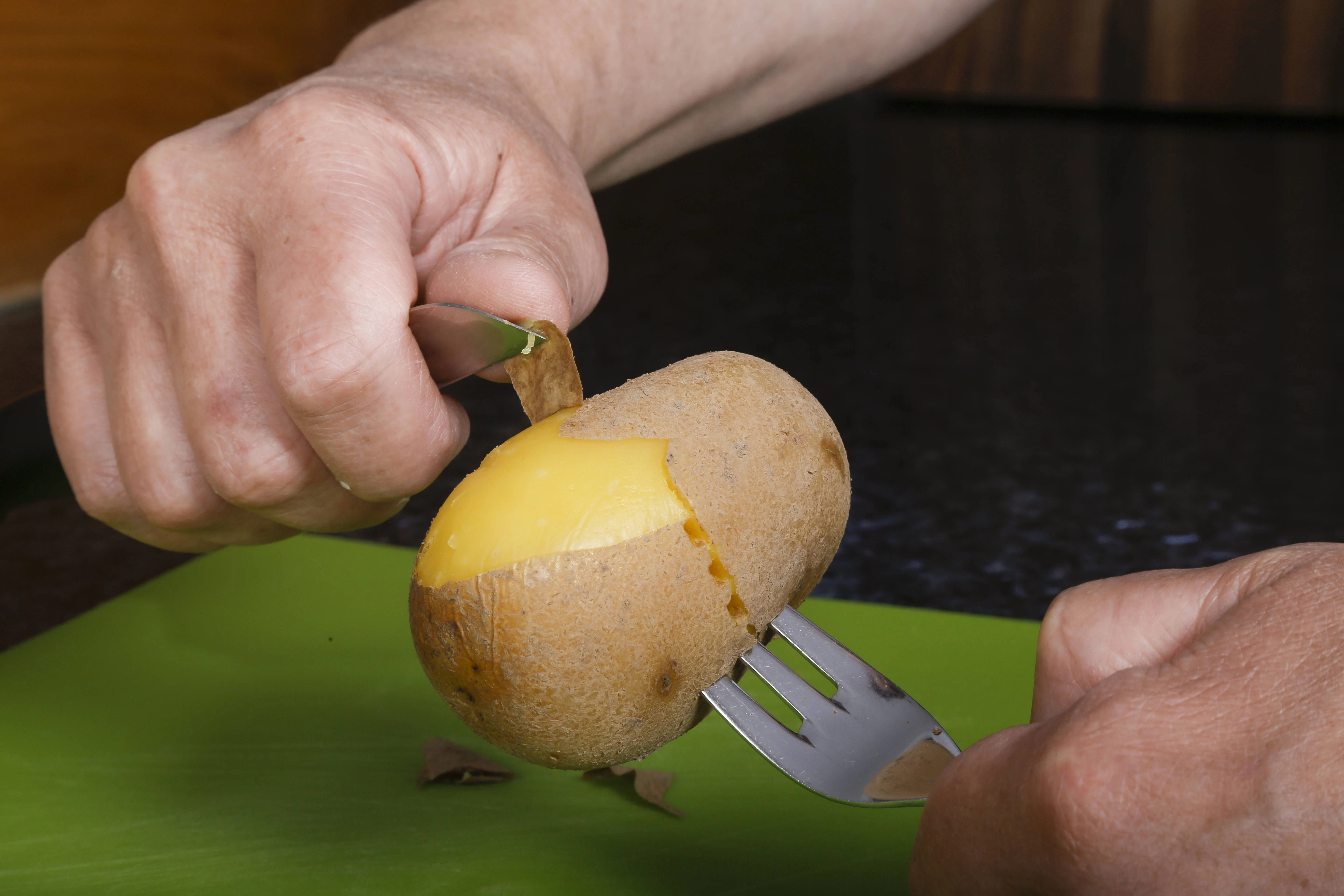 Saure Kartoffelstückchen: einfach, deftig, gut. Ein fast vergessenes DDR-Gericht, das mit Essig, Zwiebel und Liebe richtig satt macht.