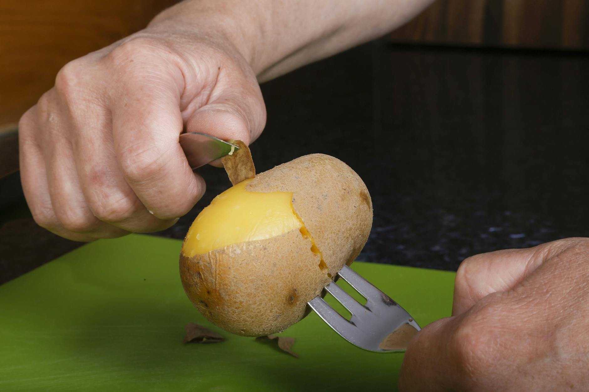 Saure Kartoffelstückchen: einfach, deftig, gut. Ein fast vergessenes DDR-Gericht, das mit Essig, Zwiebel und Liebe richtig satt macht.