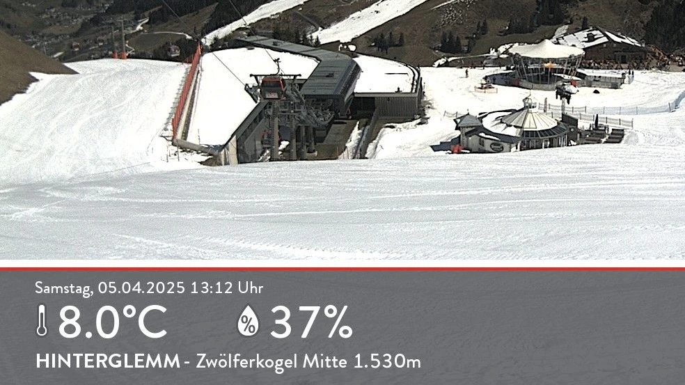 Eine Webcam zeigt den genauen Ort: In oberen rechten Ecke des Bildes versteckt sich im Schnee das Zelt mit der Bühne für „Ein sehr gutes Quiz“ von Joko und Klaas.