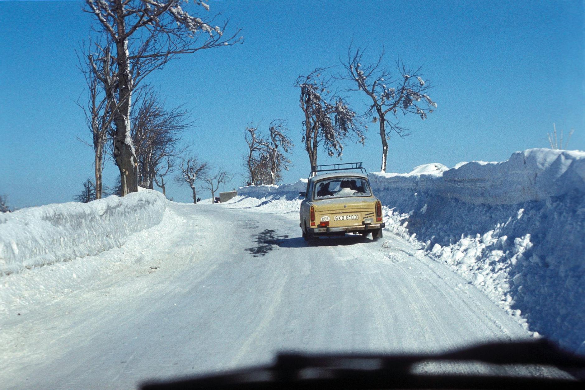 PKW Trabant auf einer tief verschneiter Landstraße in der Sächsischen Schweiz. (Symbolfoto)