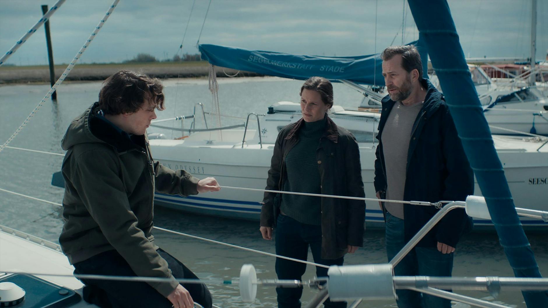 Ann Kathrin Klaasen (Picco von Groote, M) und Frank Weller (Christian Erdmann, r) wollen Linus Wagner (Joshua Hupfauer) im TV-Krimi "Ostfriesenfluch" einige Fragen stellen und finden ihn auf einem Boot.