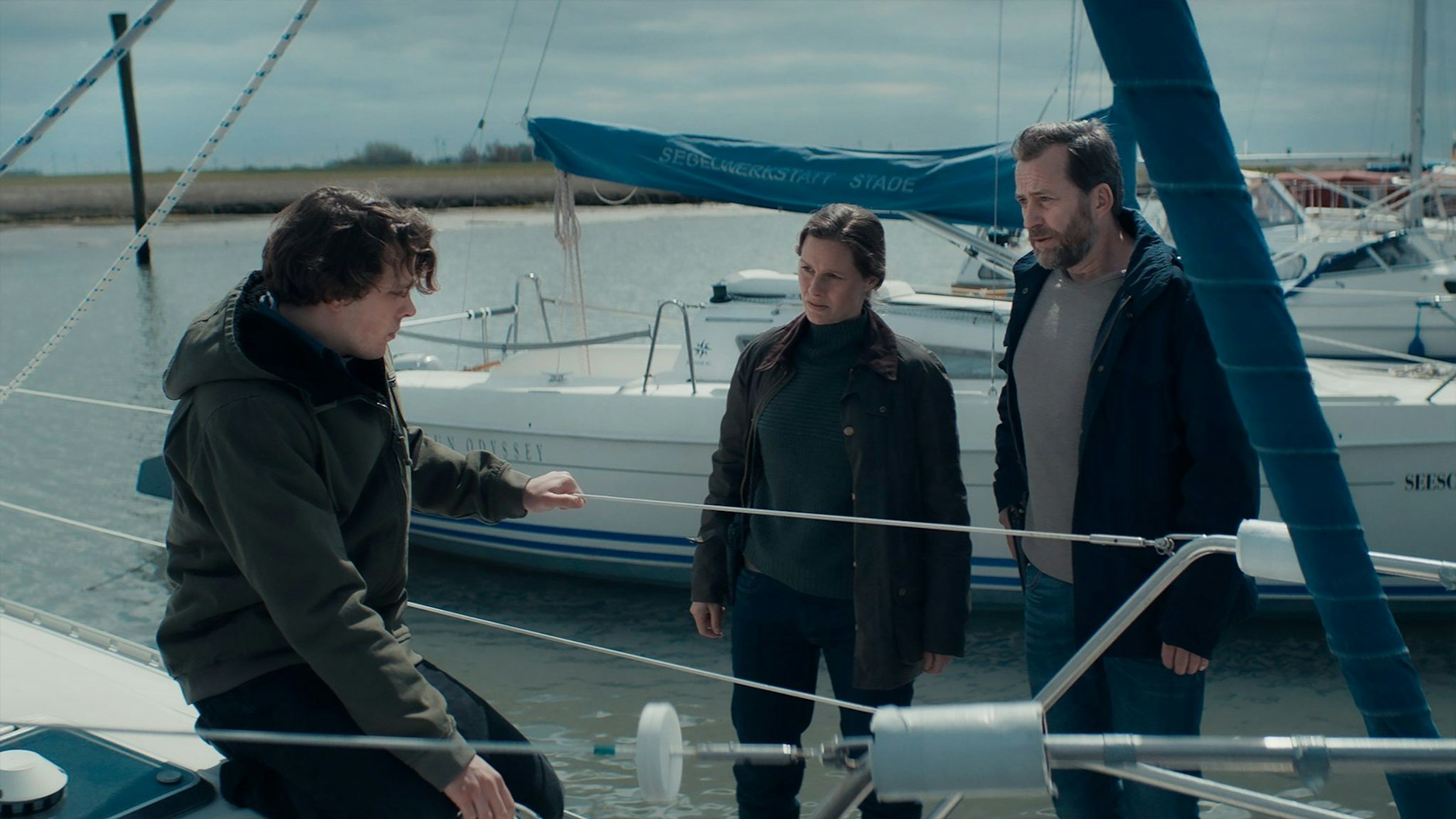 Ann Kathrin Klaasen (Picco von Groote, M) und Frank Weller (Christian Erdmann, r) wollen Linus Wagner (Joshua Hupfauer) im TV-Krimi "Ostfriesenfluch" einige Fragen stellen und finden ihn auf einem Boot.