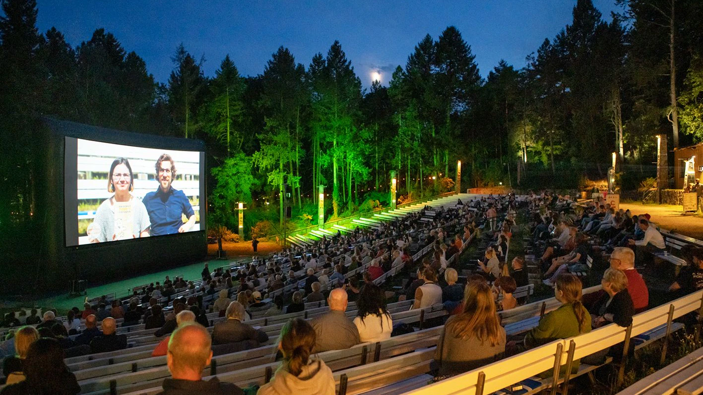 Freiluftkino wie hier in Rehberge gibt es in Berlin einige, manche bieten sonntags auch kostenlose Veranstaltungen an. 