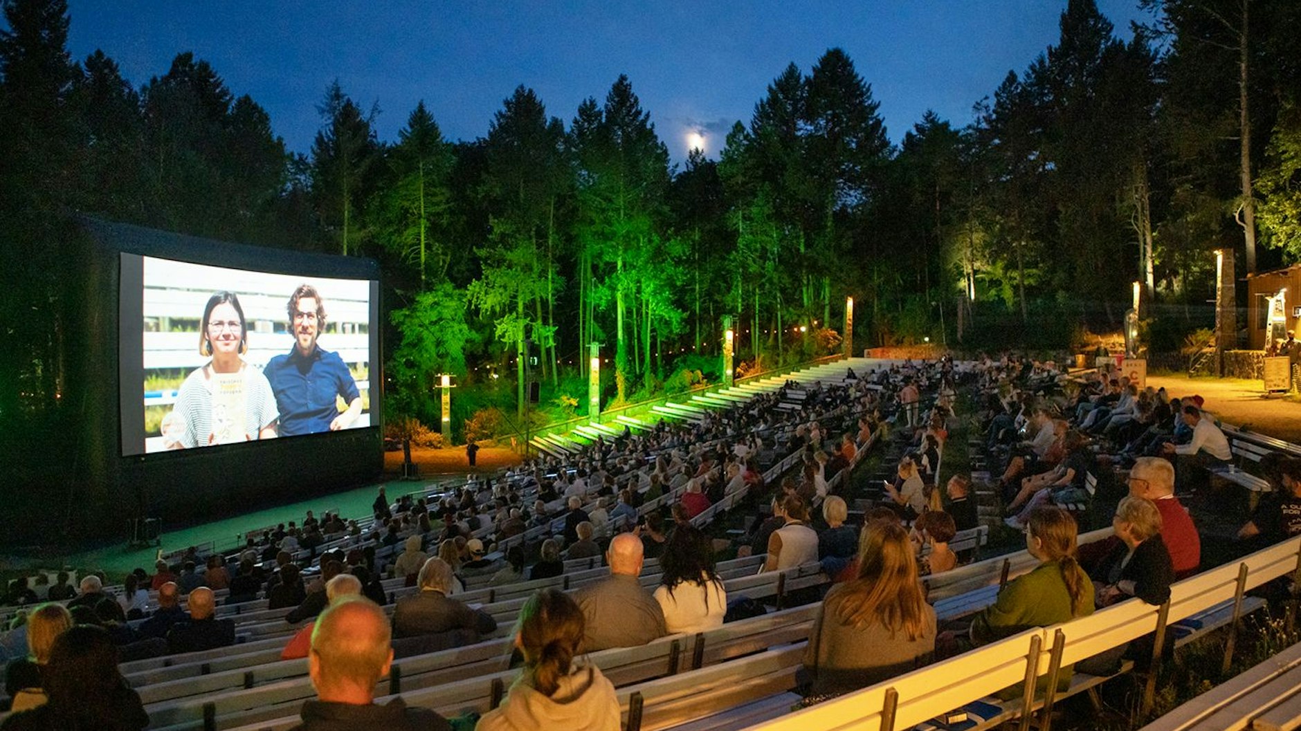 Freiluftkino wie hier in Rehberge gibt es in Berlin einige, manche bieten sonntags auch kostenlose Veranstaltungen an. 