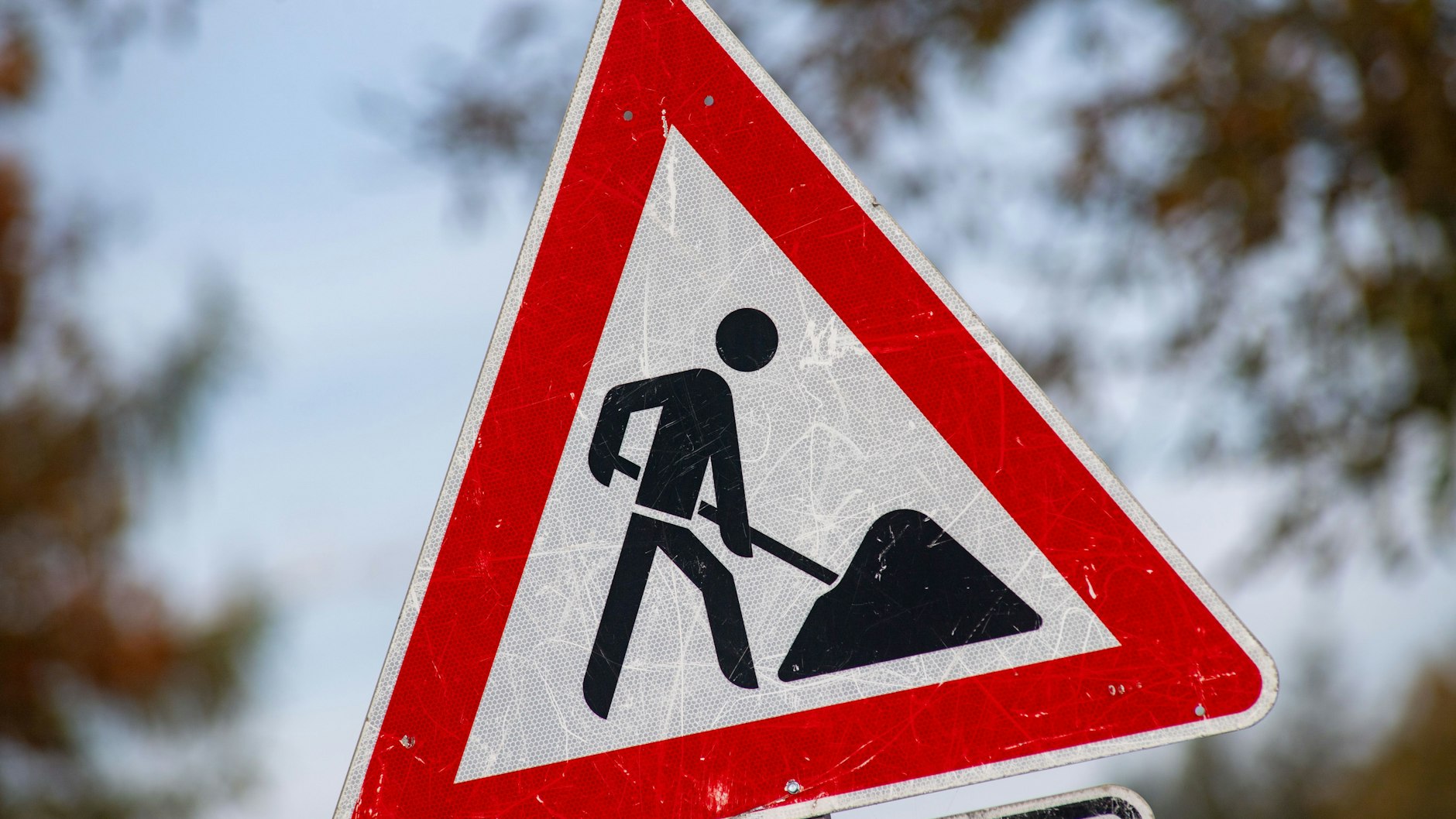 In Köpenick droht auf der Oberspreestraße das nächste Verkehrs-Chaos.