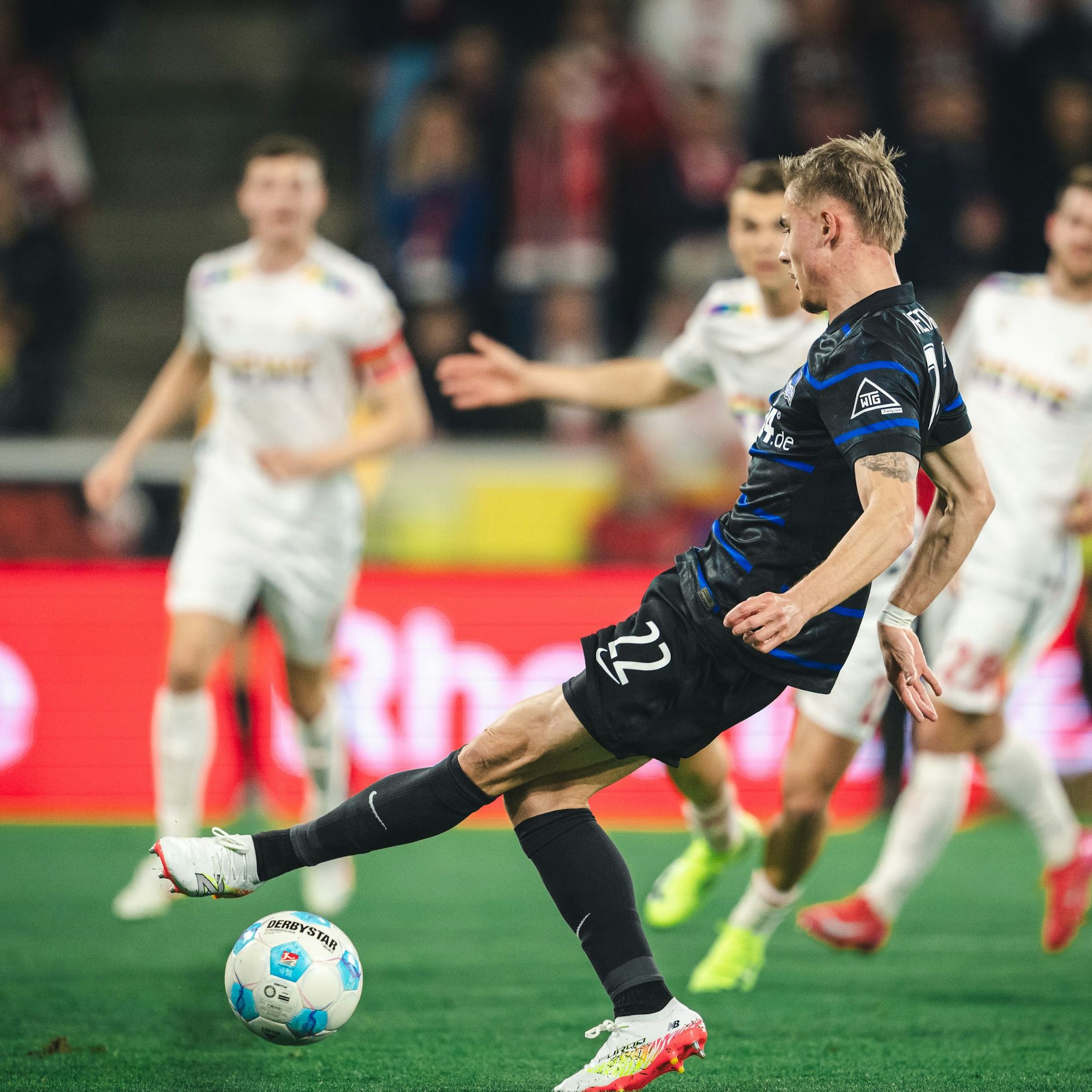 Marten Winkler trifft den Ball nicht. Das hätte das 1:0 für Hertha BSC in der 17. Minute zu sein.
