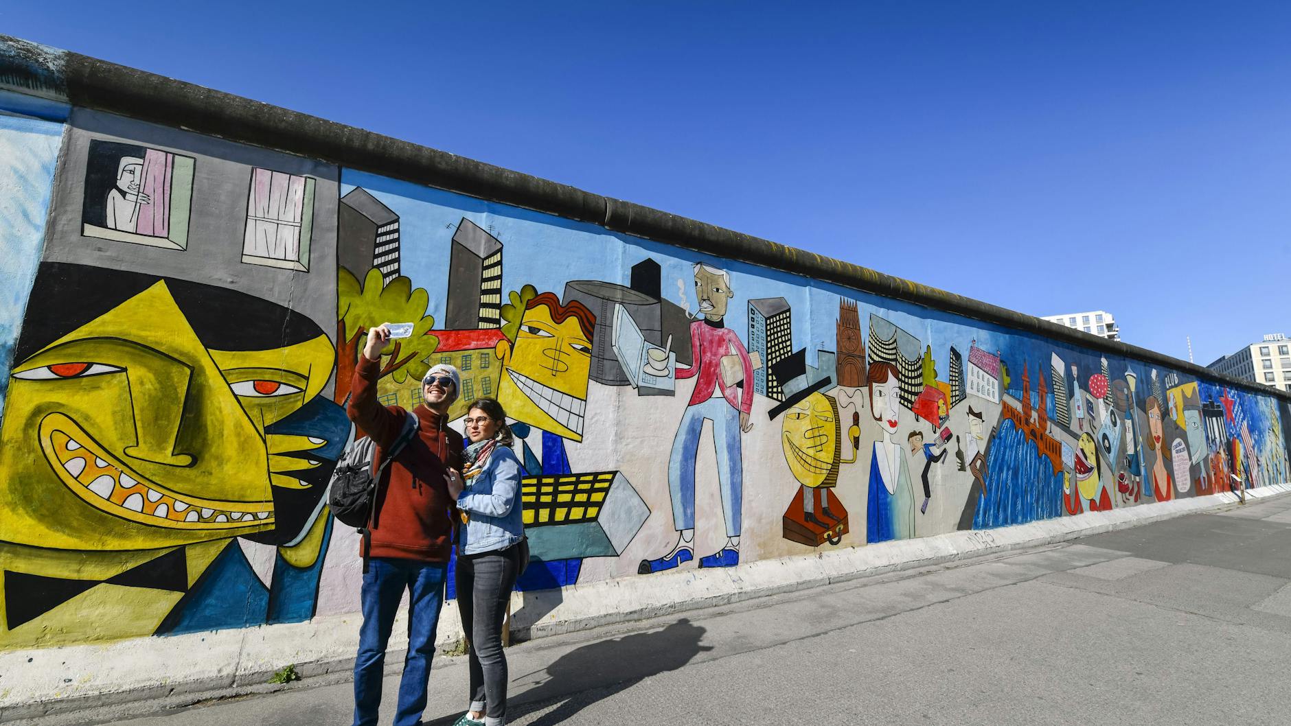 Was kann man in Berlin am Sonntag kostenlos machen? Zum Beispiel die Kunst an der East Side Gallery entdecken.