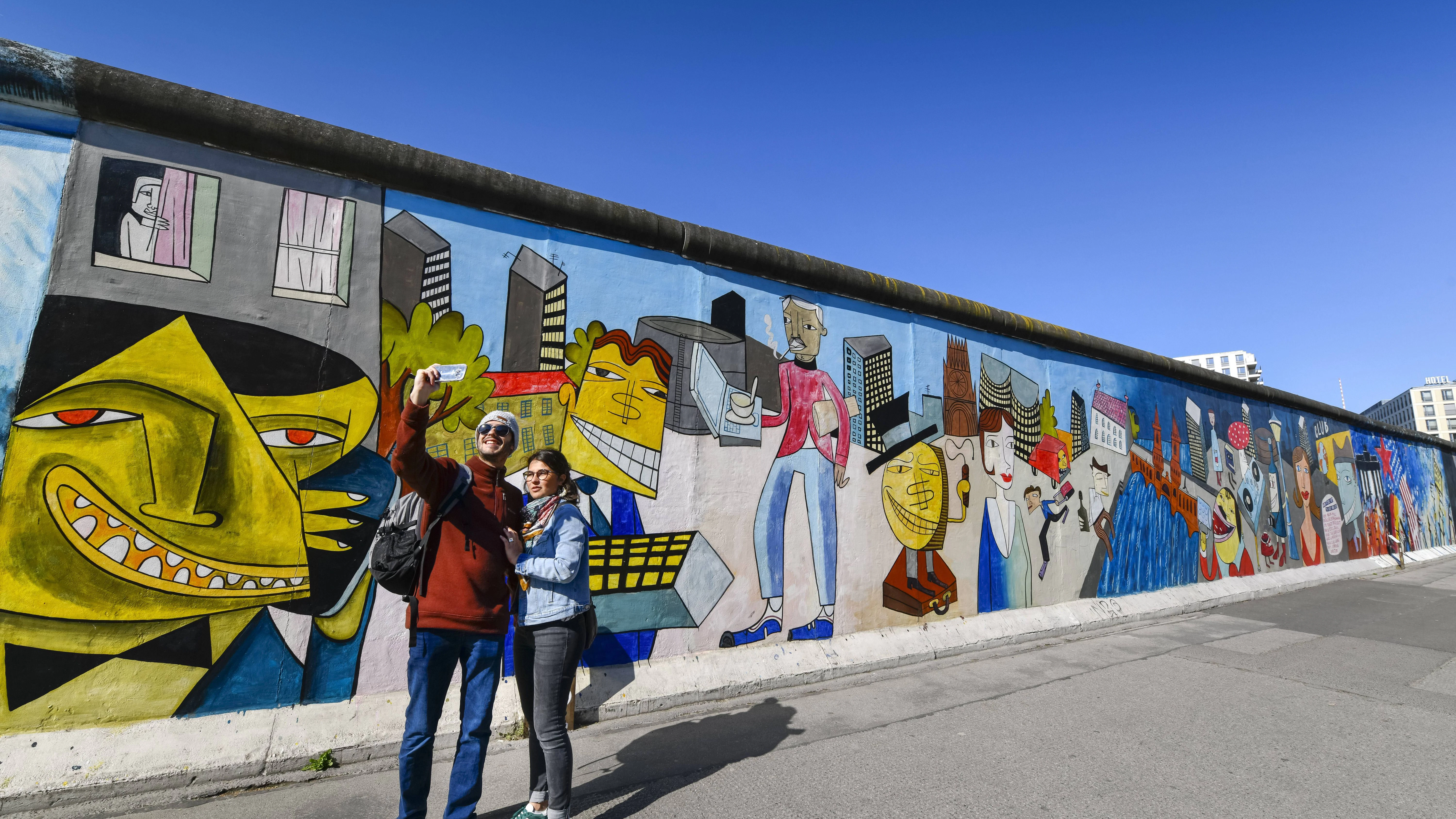 Was kann man in Berlin am Sonntag kostenlos machen? Zum Beispiel die Kunst an der East Side Gallery entdecken.