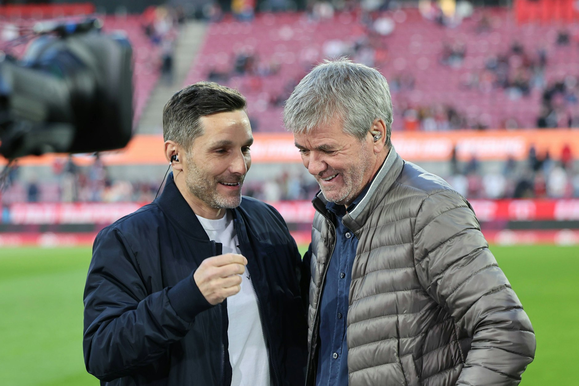 Gute Laune bei Herthas Trainer Stefan Leitl und Sport1-Experte Friedhelm Funkel nach dem 1:0 von Hertha BSC in Köln.