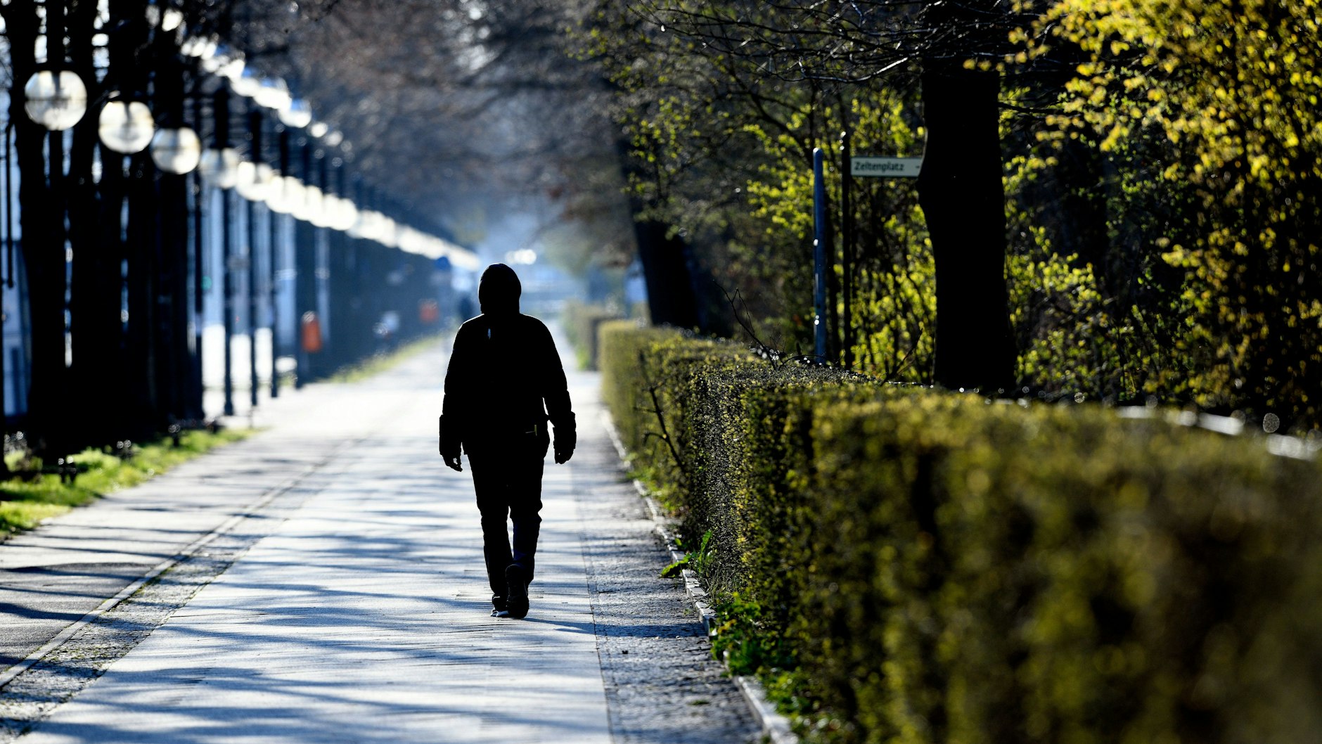 Bei einem Spaziergang im Tiergarten an einem sonnigen Sonntag kann man die Seele baumeln lassen. 