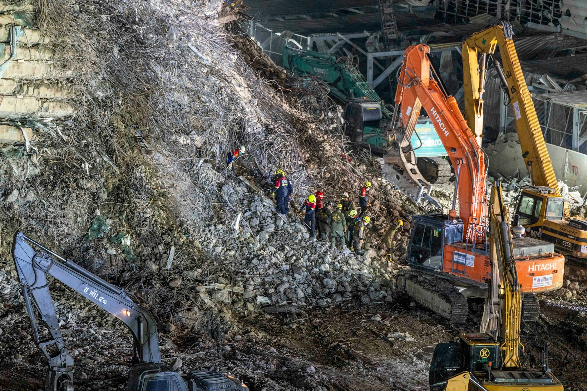 Das Beben der Stärke 7,7 hatte am 28. März Myanmar erschüttert und schwere Schäden auch im benachbarten Thailand verursacht. Auf dem Foto durchsuchen Rettungskräfte die Trümmer einer eingestürzten Baustelle in Bangkok. Ein Überlebender wurde zu dem Zeitpunkt unter den Trümmern vermutet. Dort wurden bisher 22 Tote geborgen.