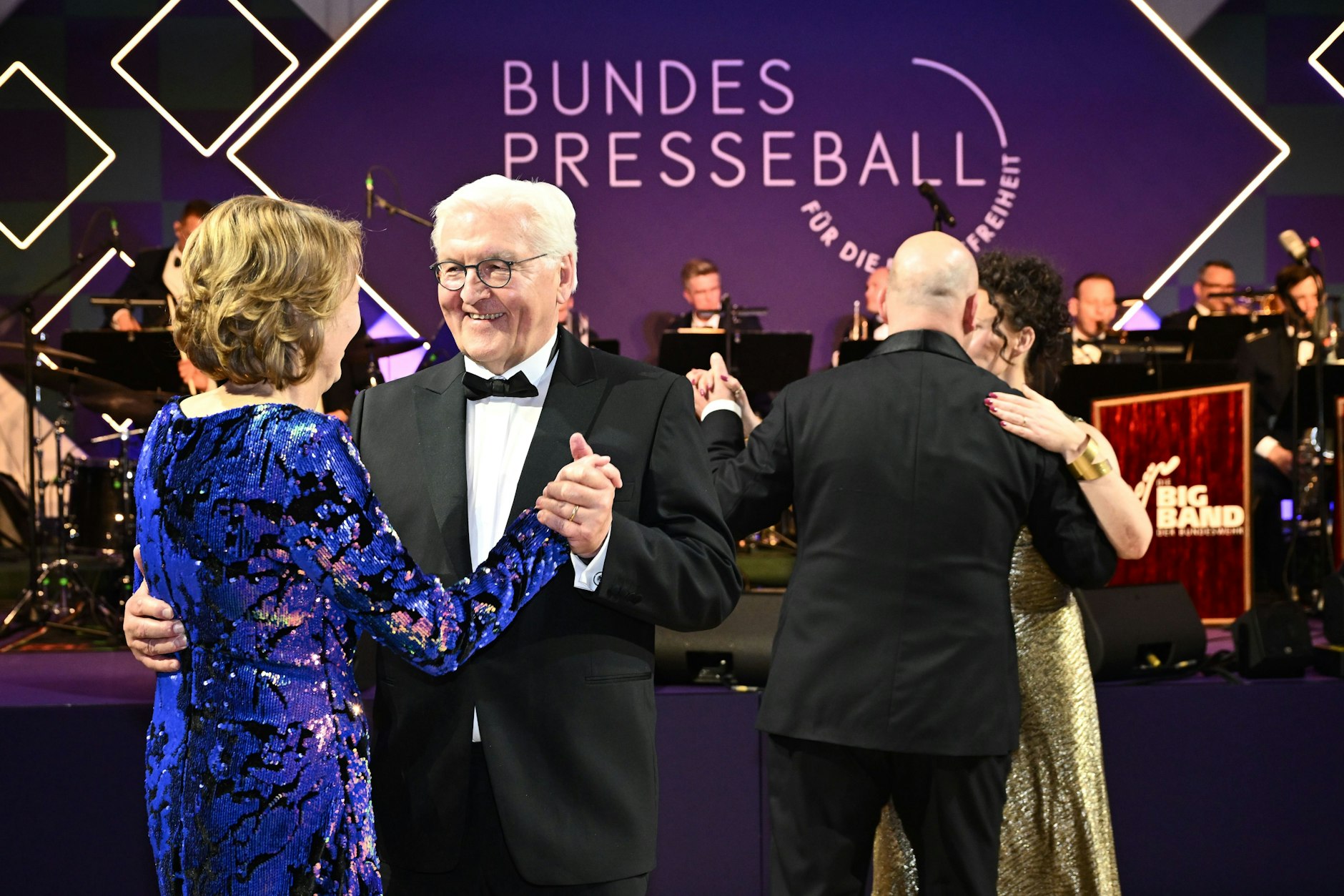 Es funkelt beim Eröffnungstanz: Bundespräsident Frank-Walter Steinmeier und seine Frau Elke Büdenbender beim ersten Schwof des Abends im Berliner Hotel Adlon Kempinski.