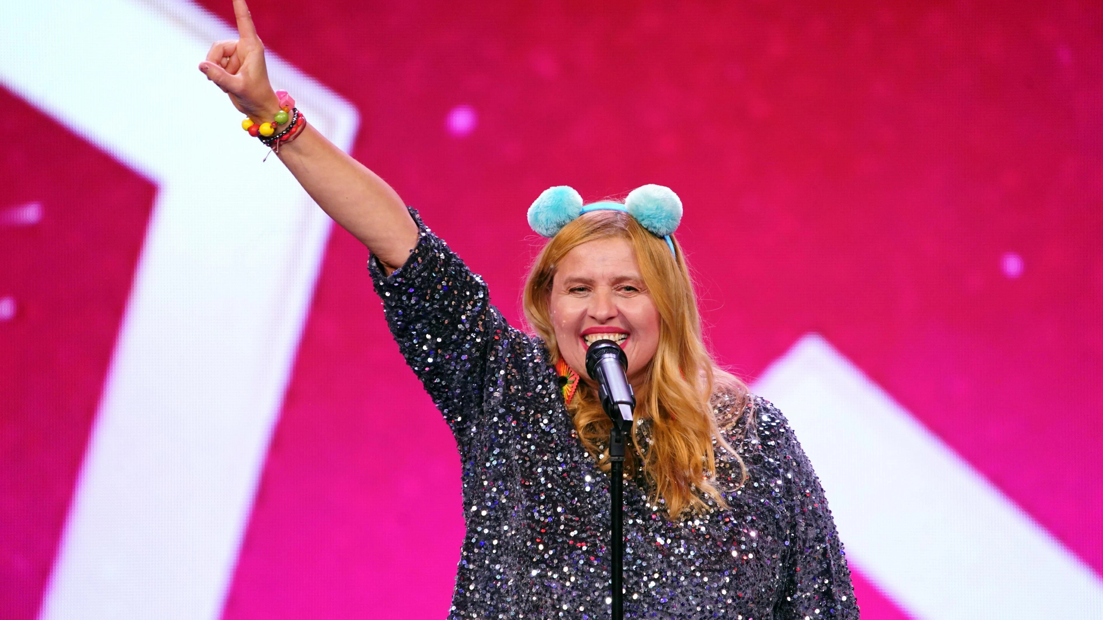 Daniela Kennedy auf der Bühne von Das Supertalent bei RTL.