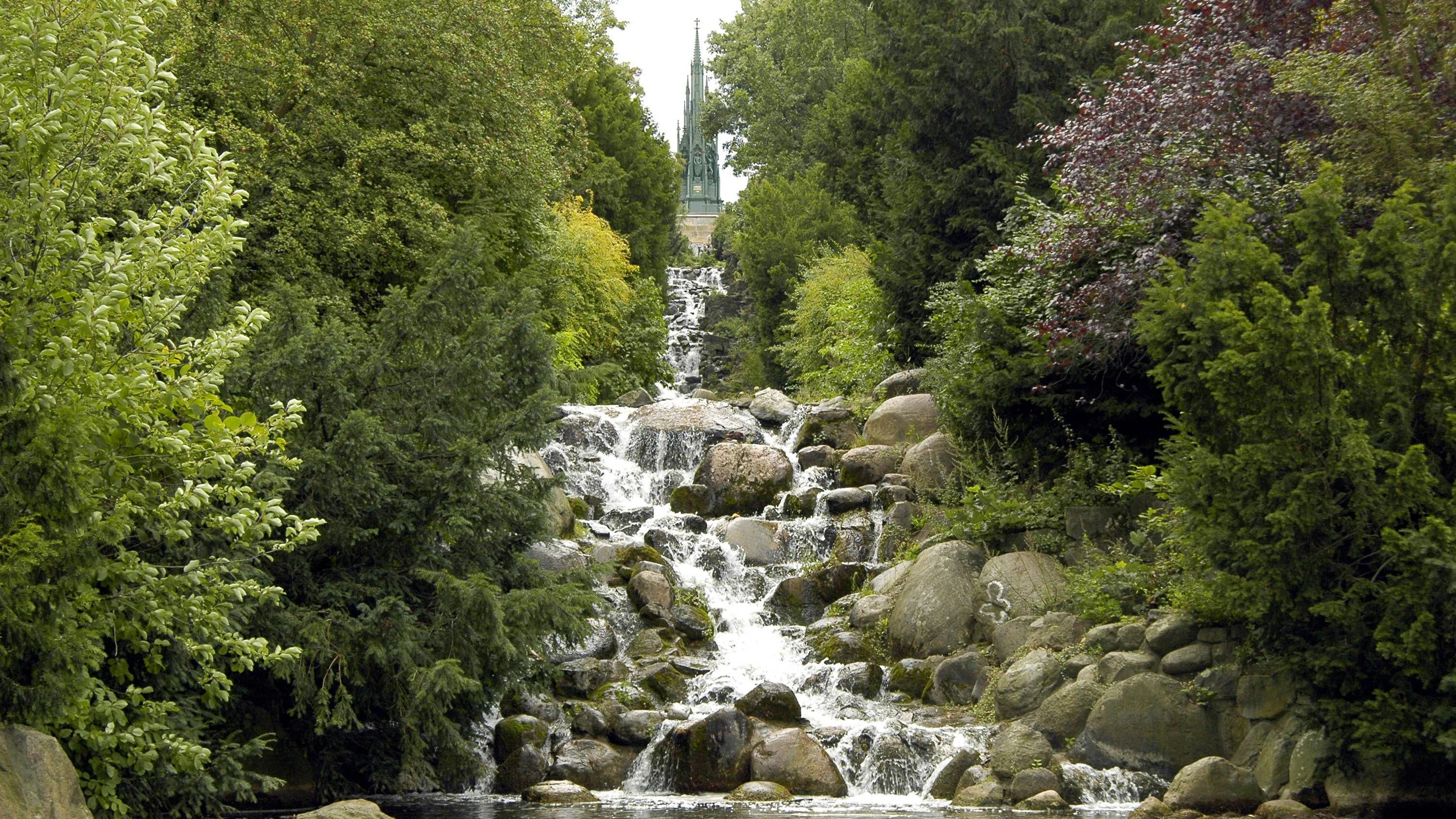 Der Wasserfall im Berliner Viktoriapark ist das perfekte Ausflugsziel am Sonntag. 