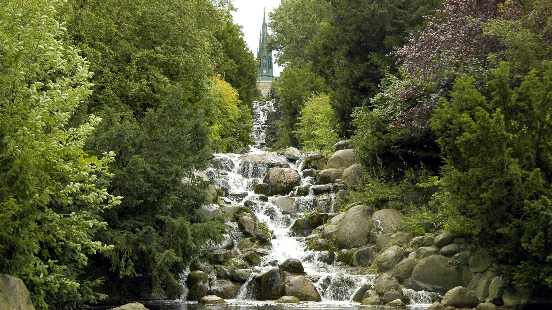 Der Wasserfall im Berliner Viktoriapark ist das perfekte Ausflugsziel am Sonntag. 