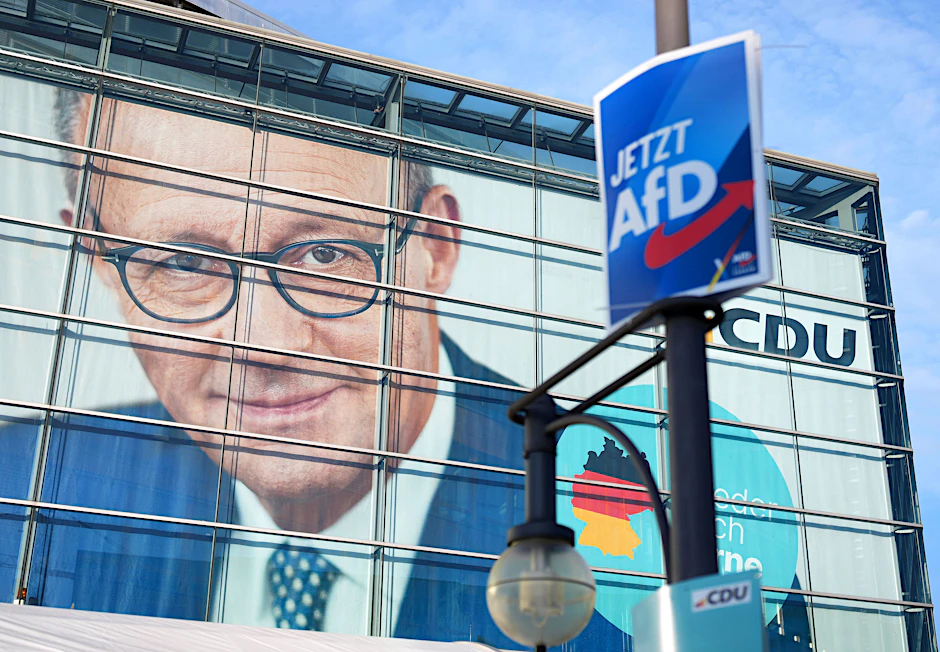 Ein Wahlplakat der AfD hängt vor dem Konrad-Adenauer-Haus mit dem Konterfei des CDU-Bundesvorsitzenden Merz.