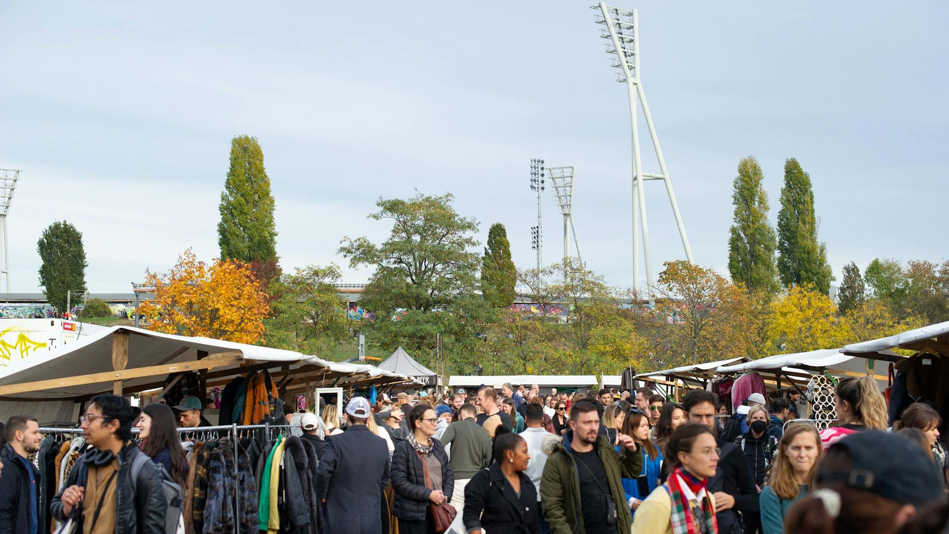 Auf dem Mauerpark Flohmarkt kann man sich sonntags wunderbar die Zeit vertreiben.