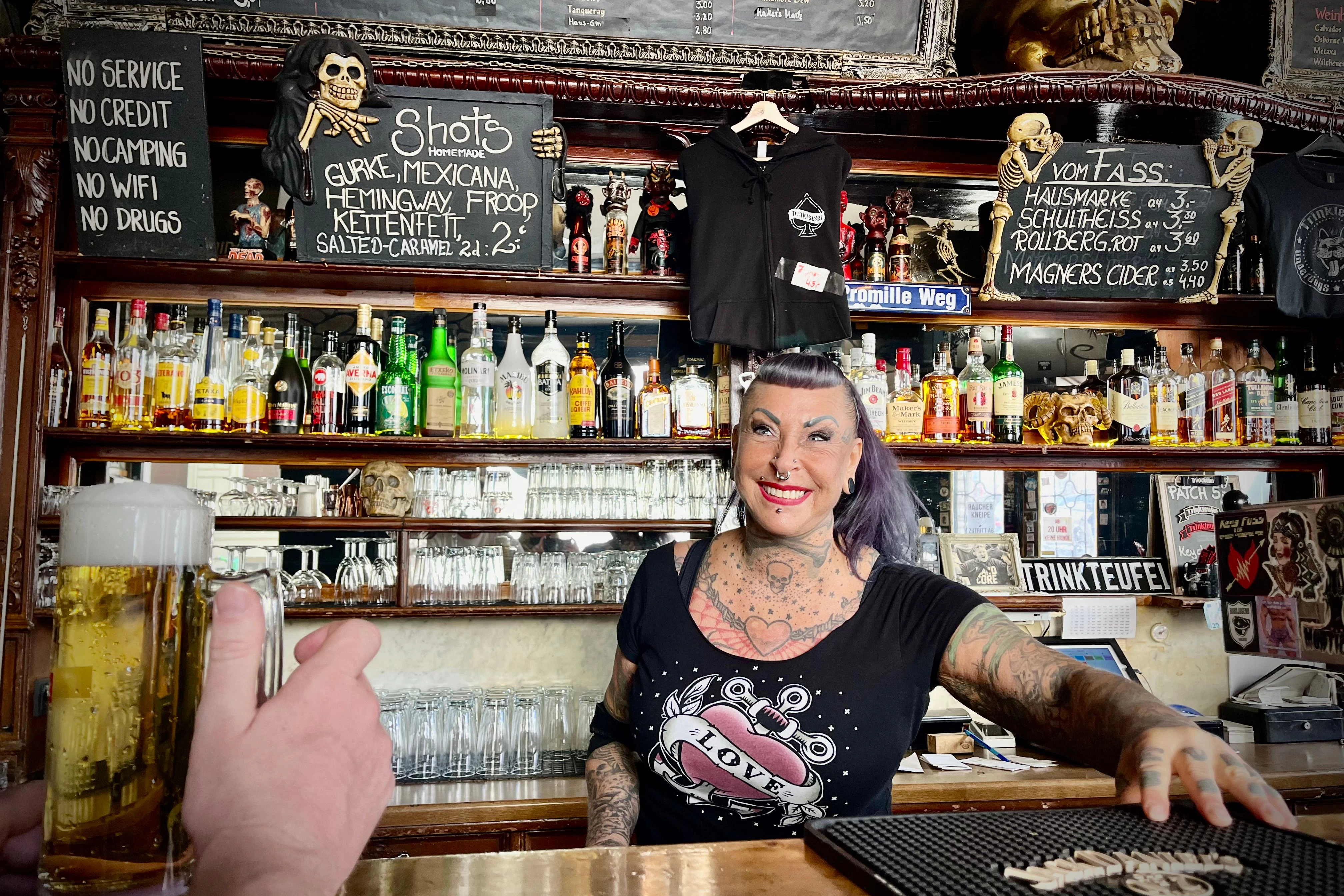Petra mit dem großen Lächeln hinter der Theke von der Kultkneipe Trinkteufel in der Naunynstraße 60 im lebhaften Kreuzberg.