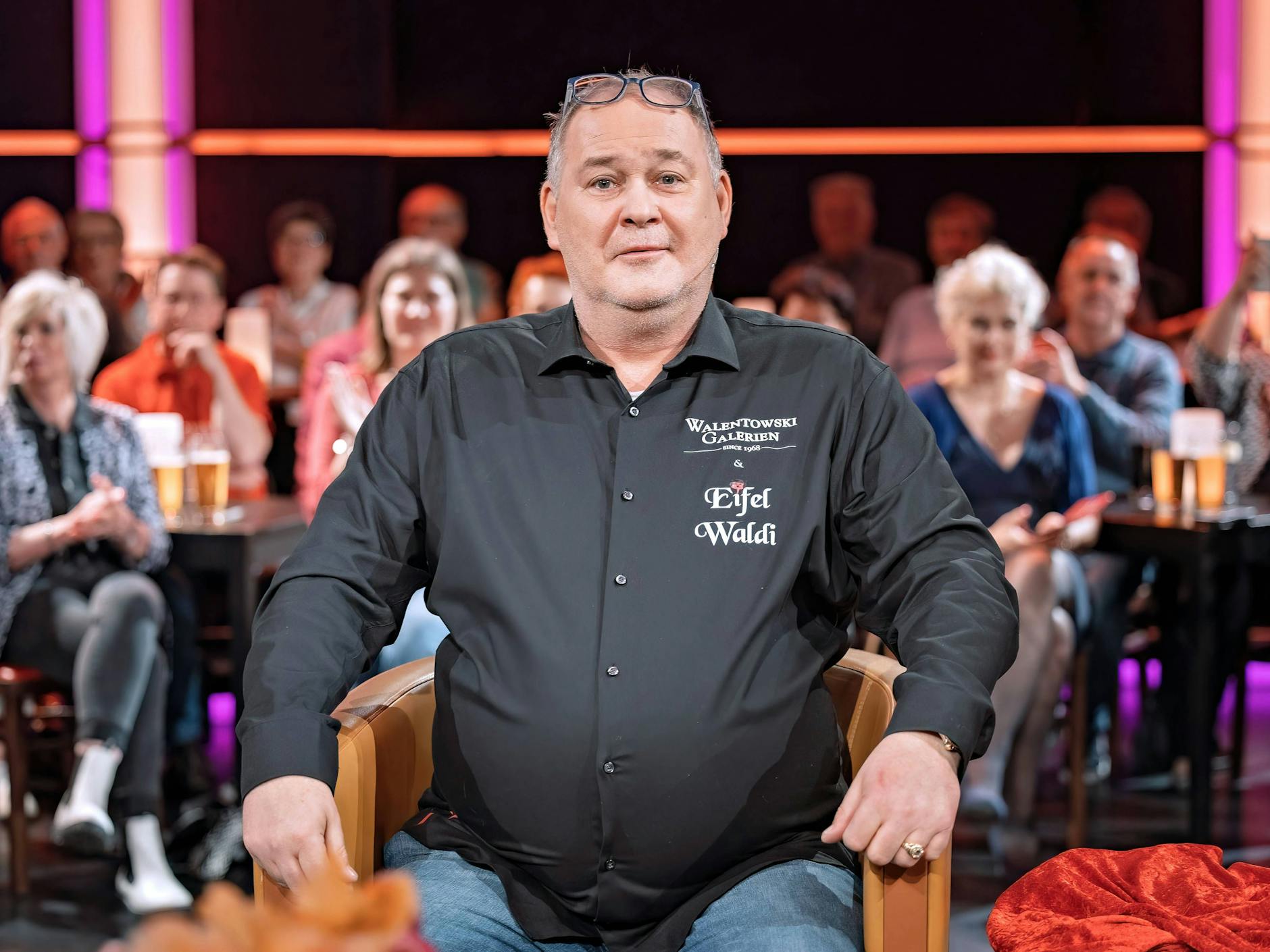 Walter „Waldi“ Lehnertz gehört zu den Stars von „Bares für Rares“, verriet jetzt auf dem „Riverboat“ kleine Details über die Sendung.