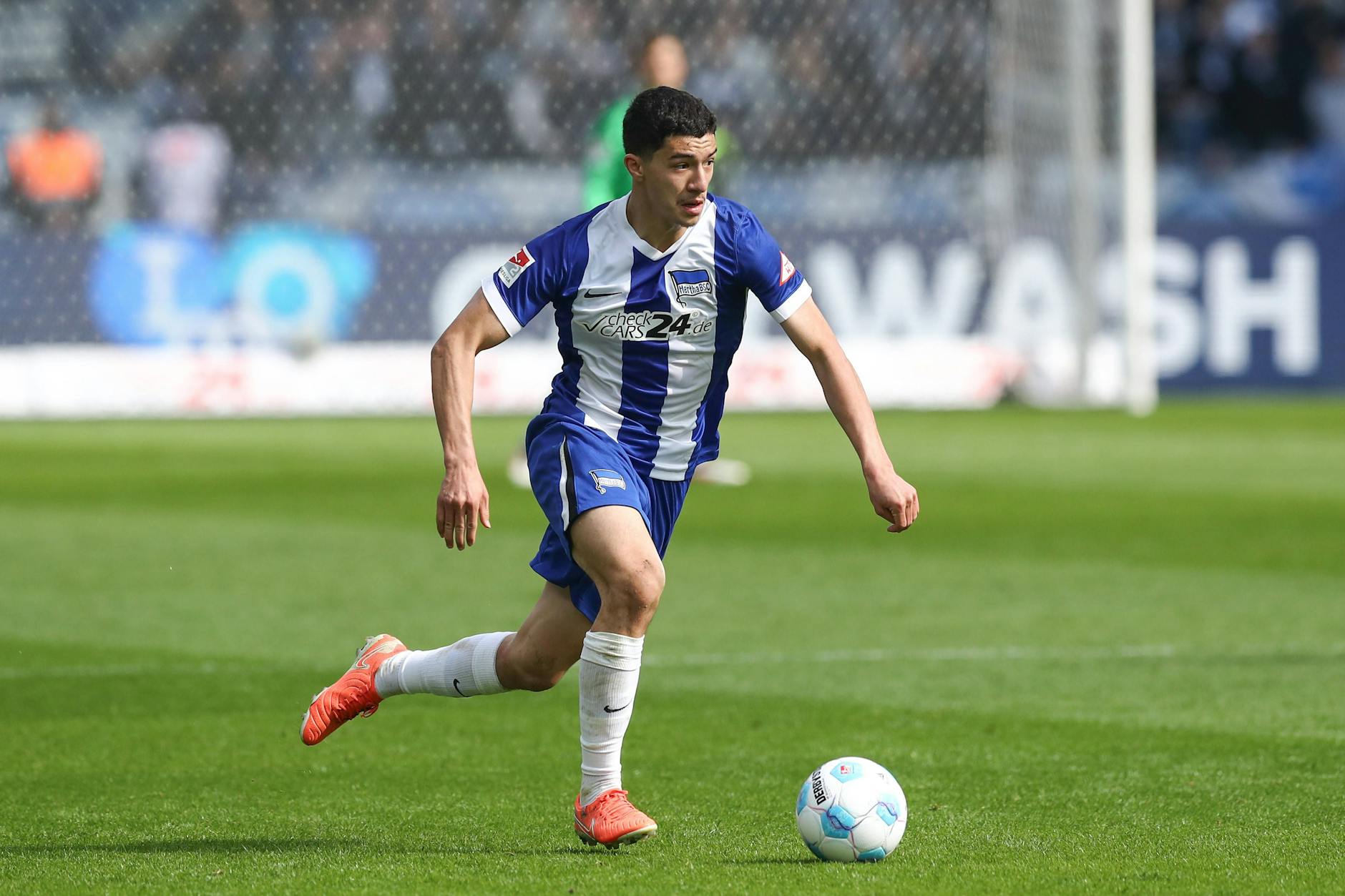 Herthas Superjuwel Ibo Maza kann sich vor Angeboten kaum retten. Der VfB Stuttgart hat im Poker die Nase vorn.