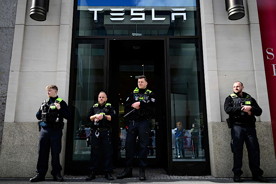 Polizisten stehen vor dem Tesla-Store in Berlin. Dort sollen heute Proteste stattfinden.