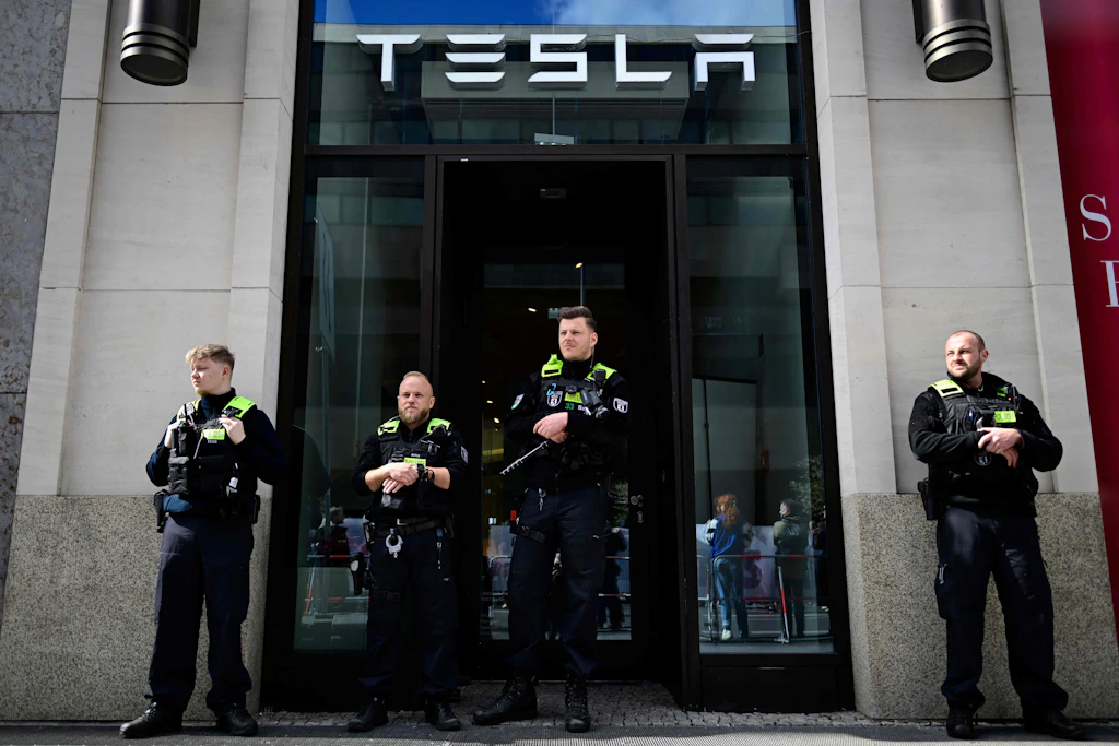 „TeslaTakedown“: Proteste gegen Elon Musk vor dem Tesla-Showroom in Mitte