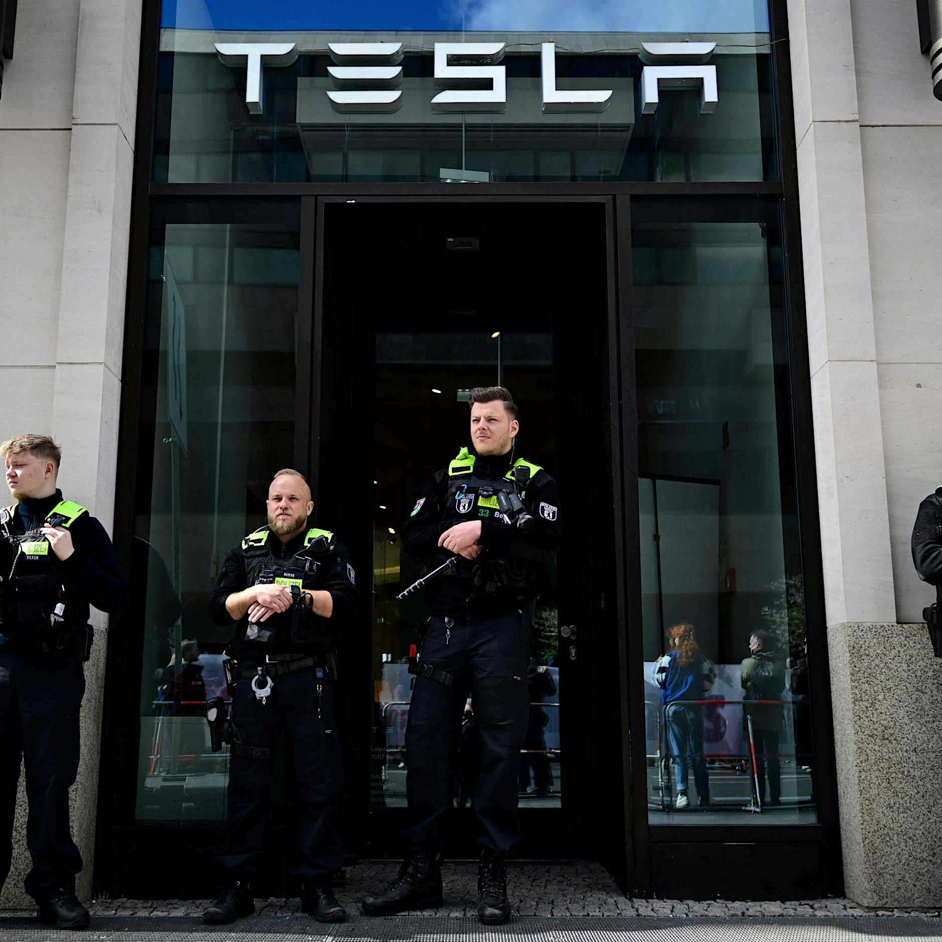 „TeslaTakedown“: Proteste gegen Elon Musk vor dem Tesla-Showroom in Berlin-Mitte