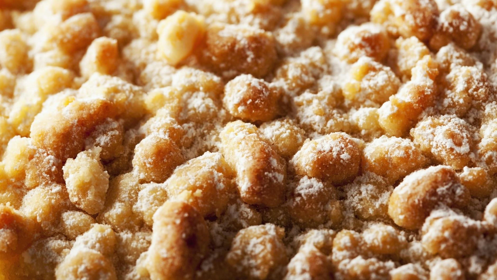Die Streusel, die auf den Prasselkuchen kommen, machen das Rezept einfach unfassbar lecker.