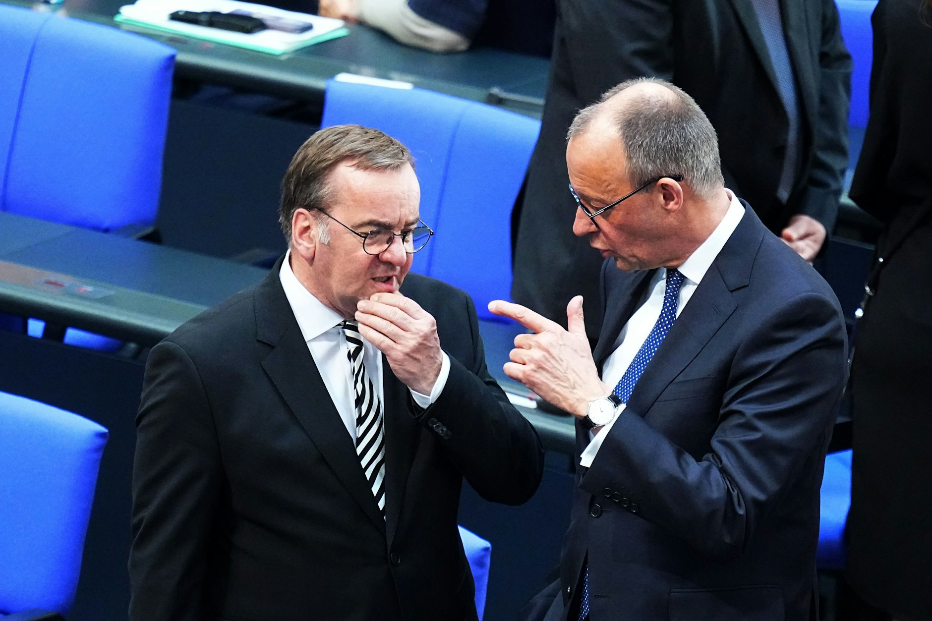 25.03.2025: Verteidigungsminister&nbsp;Boris Pistorius und Friedrich Merz bei der konstituierenden Sitzung des neuen Bundestags.