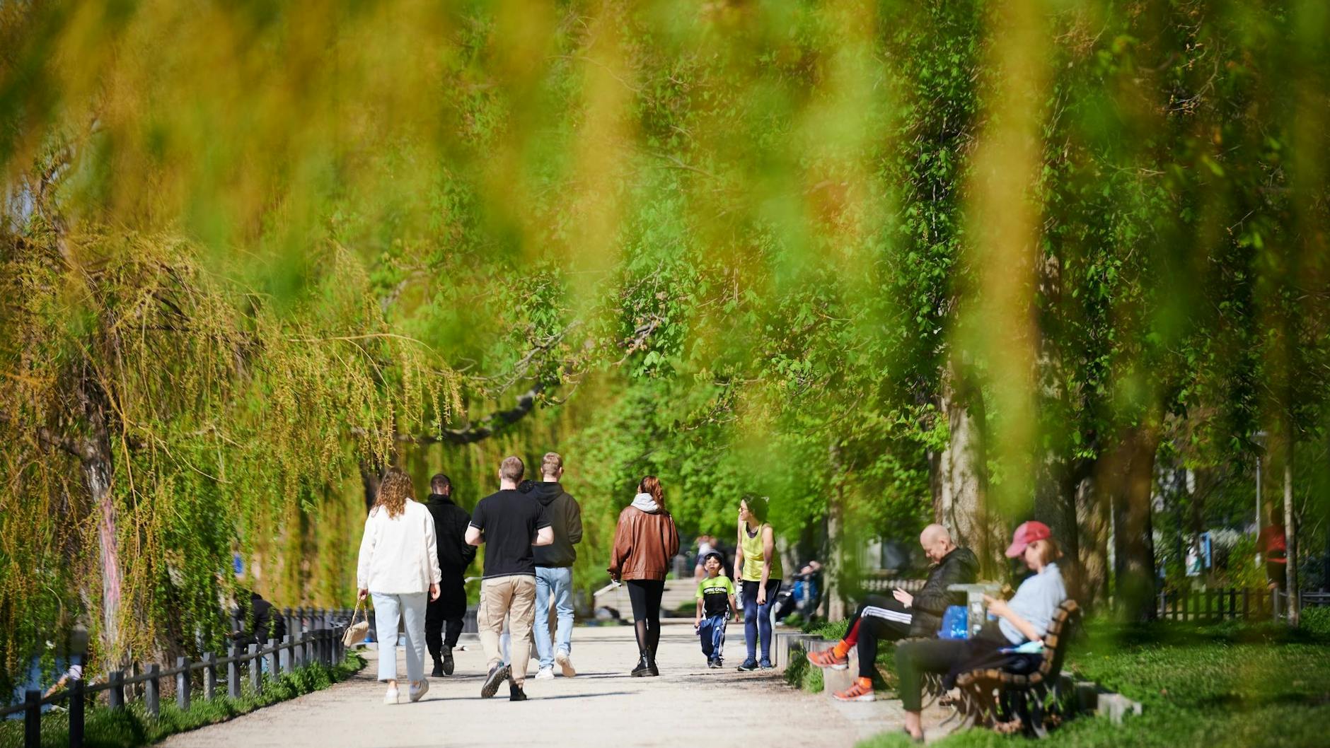 Am Sonntagmorgen gehen viele Menschen am Landwehrkanal in der Sonne spazieren. Man kann hier aber auch prima Radfahren.