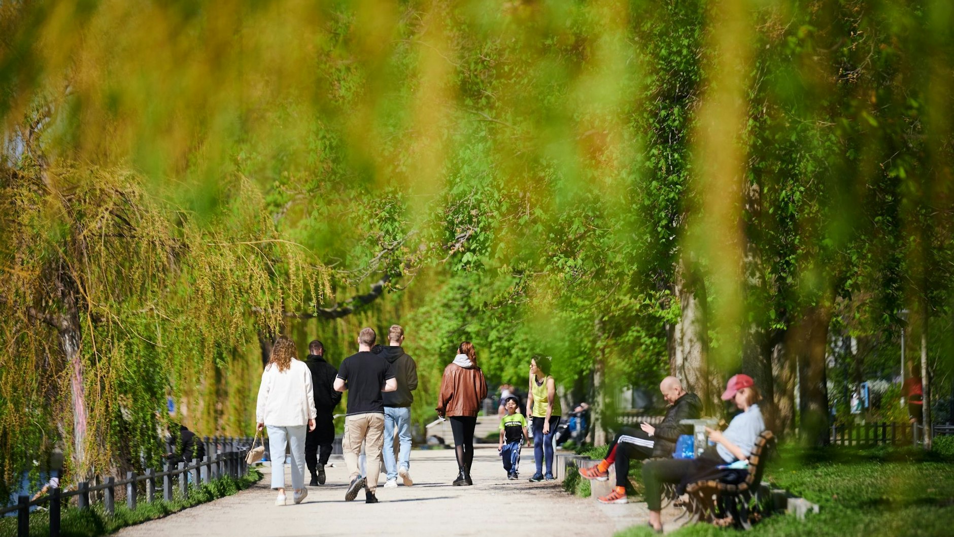 Am Sonntagmorgen gehen viele Menschen am Landwehrkanal in der Sonne spazieren. Man kann hier aber auch prima Radfahren. 