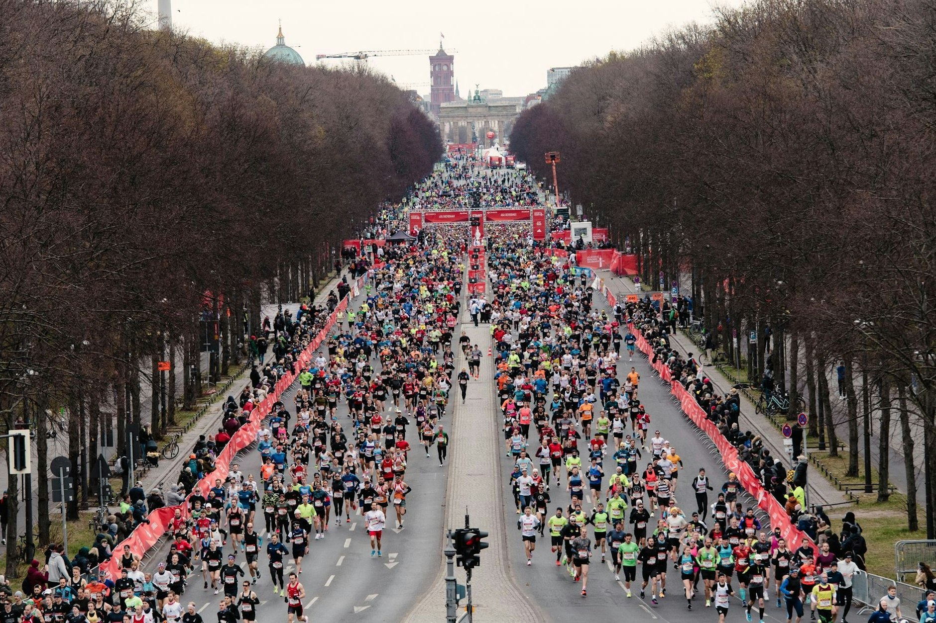 Der Berliner Halbmarathon: Das Ziel ist das Brandenburger Tor, gleich nach dem Start laufen die Sportler eine Runde um die Siegessäule.