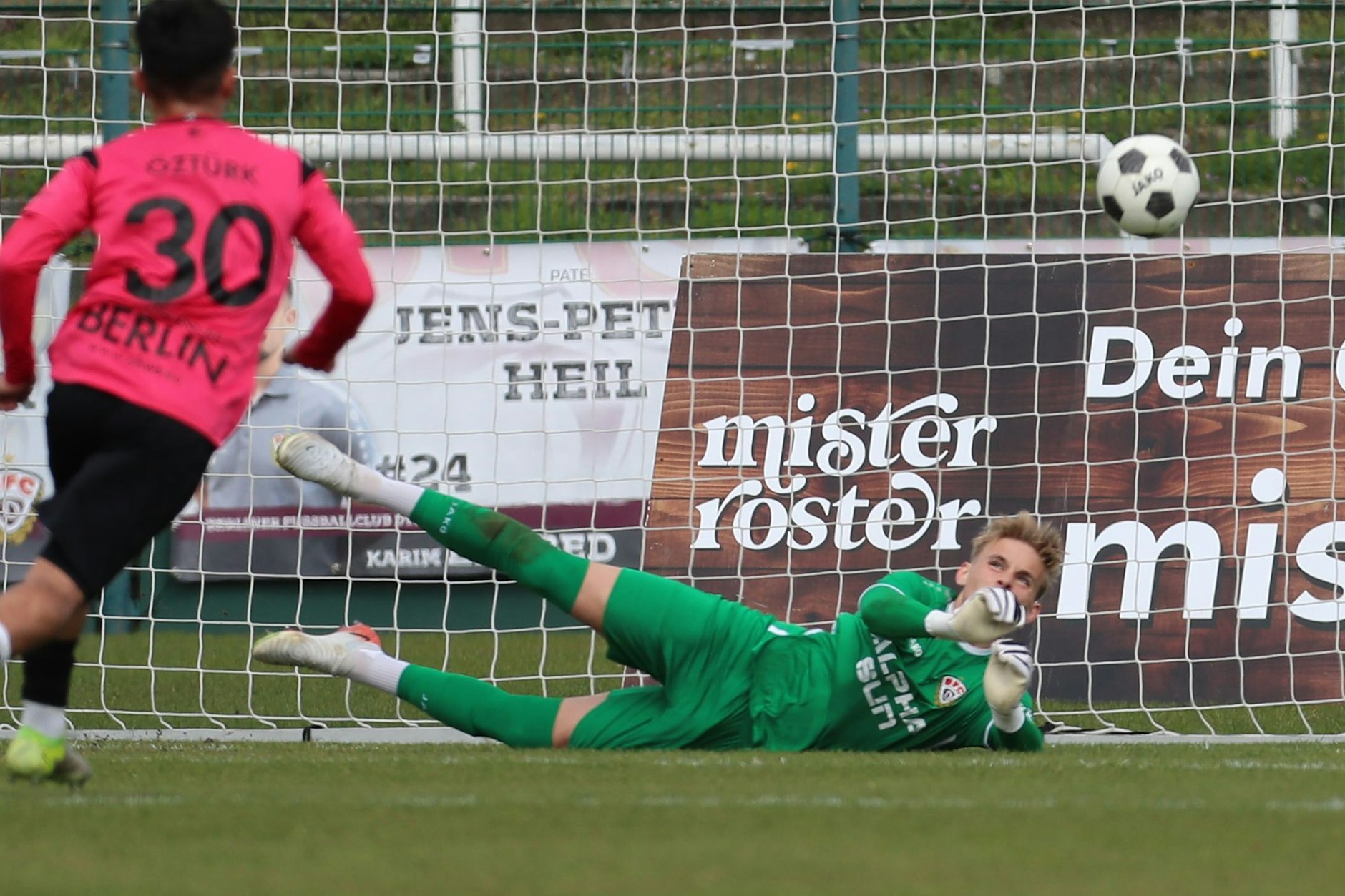 Hält sein Tor sauber: BFC-Toptalent Paul Hainke klärt auch hier vor Altglienickes Eren Öztürk.